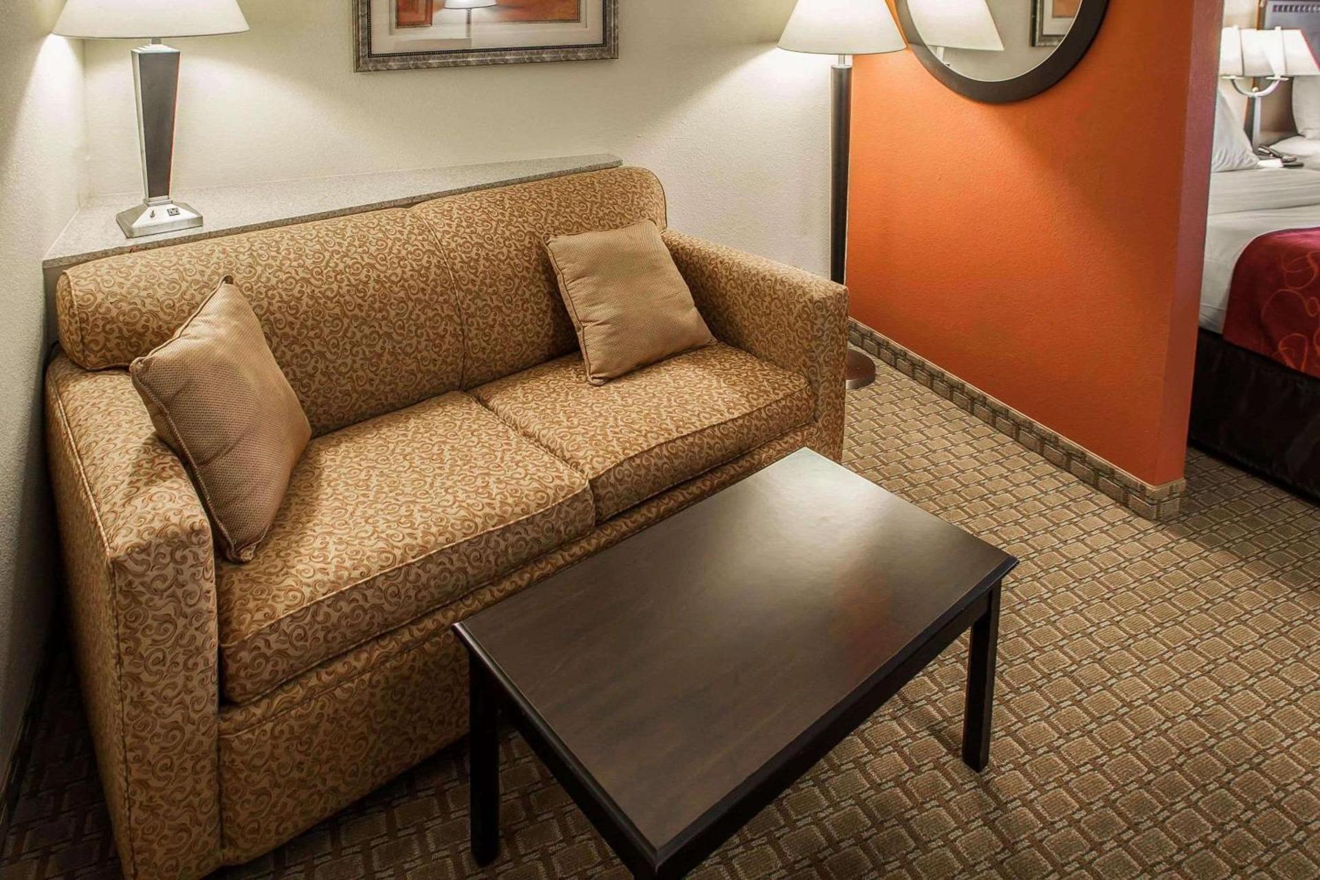 Comfort Suites Bloomington I-55 and I-74 photo 14