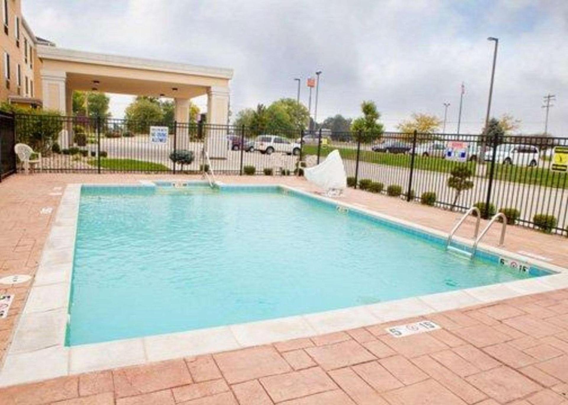 Comfort Suites Bloomington I-55 and I-74 photo 26