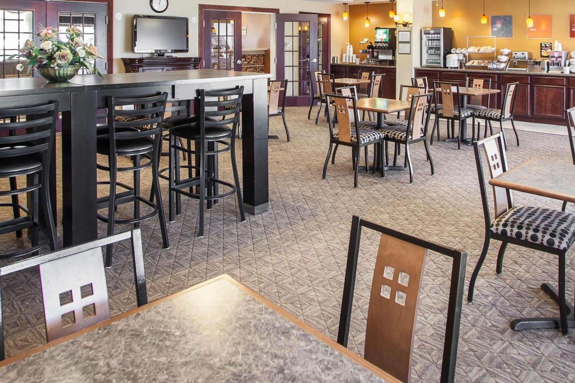 Comfort Suites Bloomington I-55 and I-74 photo 31