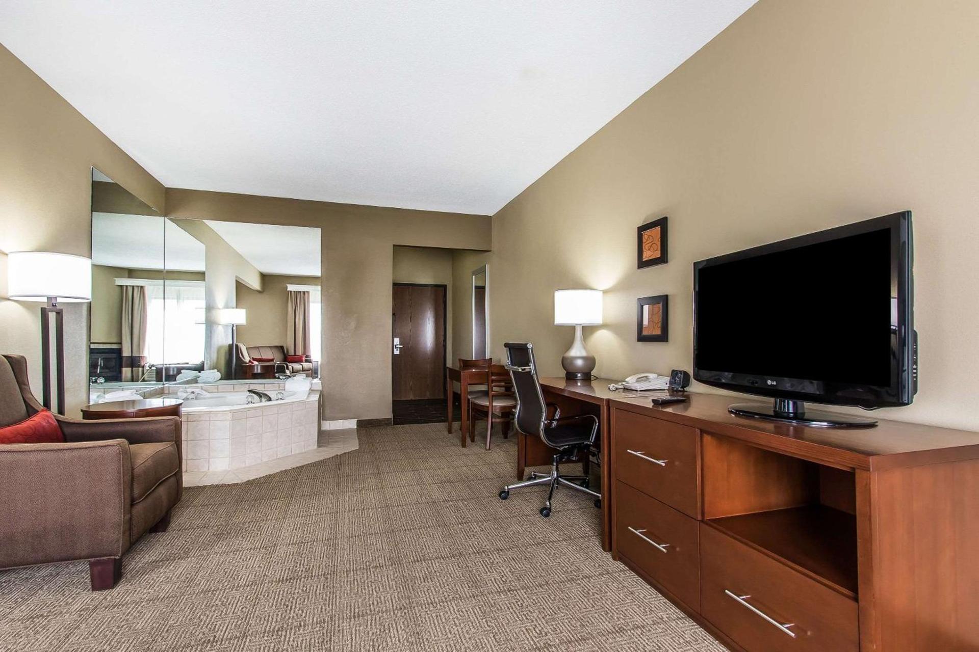 Comfort Suites Effingham Central photo 16