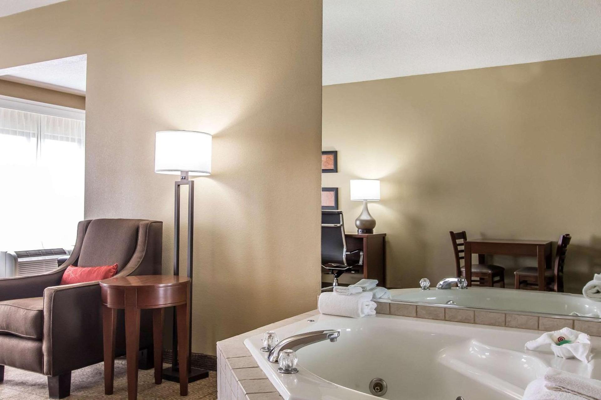 Comfort Suites Effingham Central photo 17