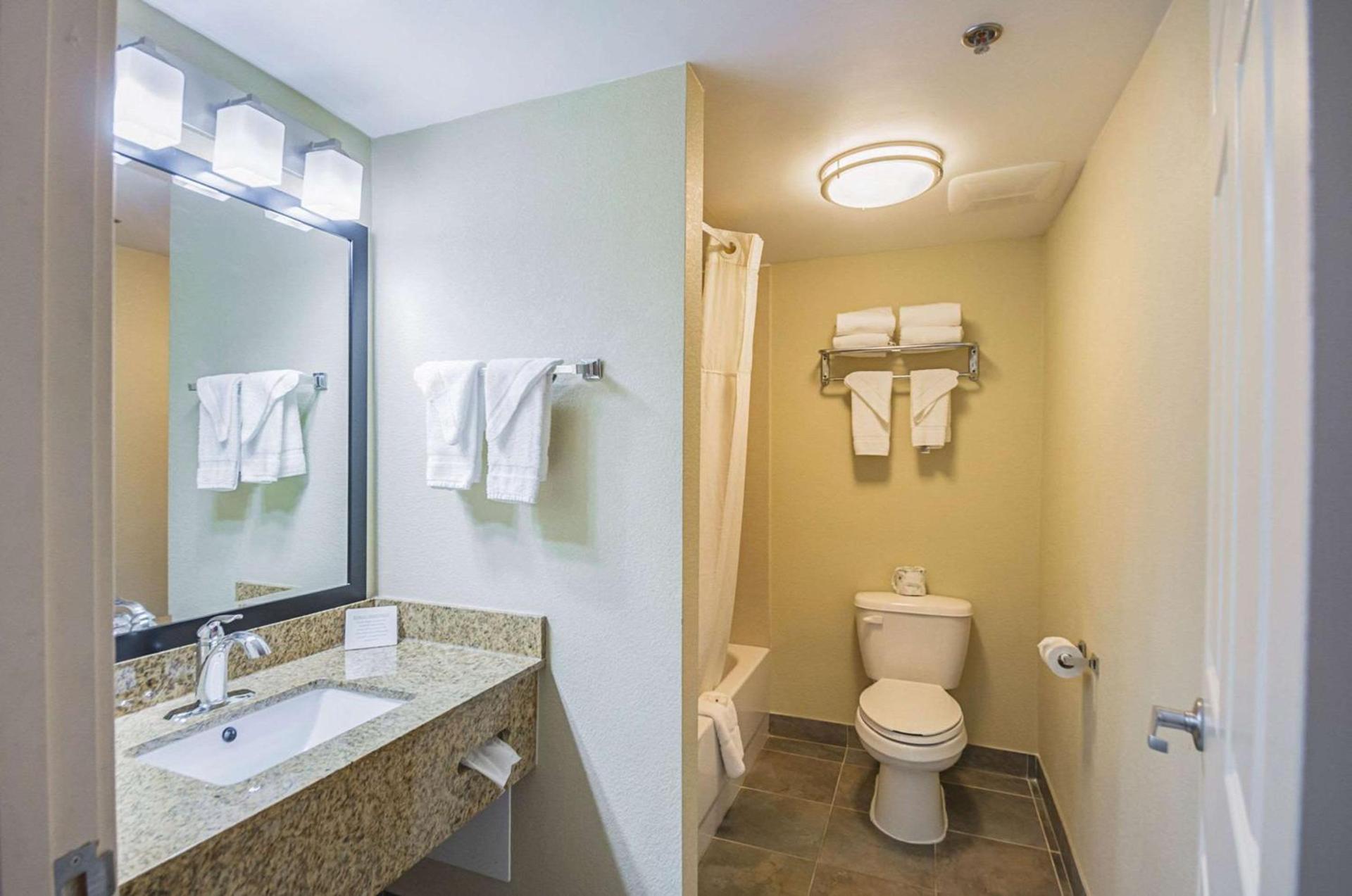 Quality Inn & Suites Hagerstown photo 25