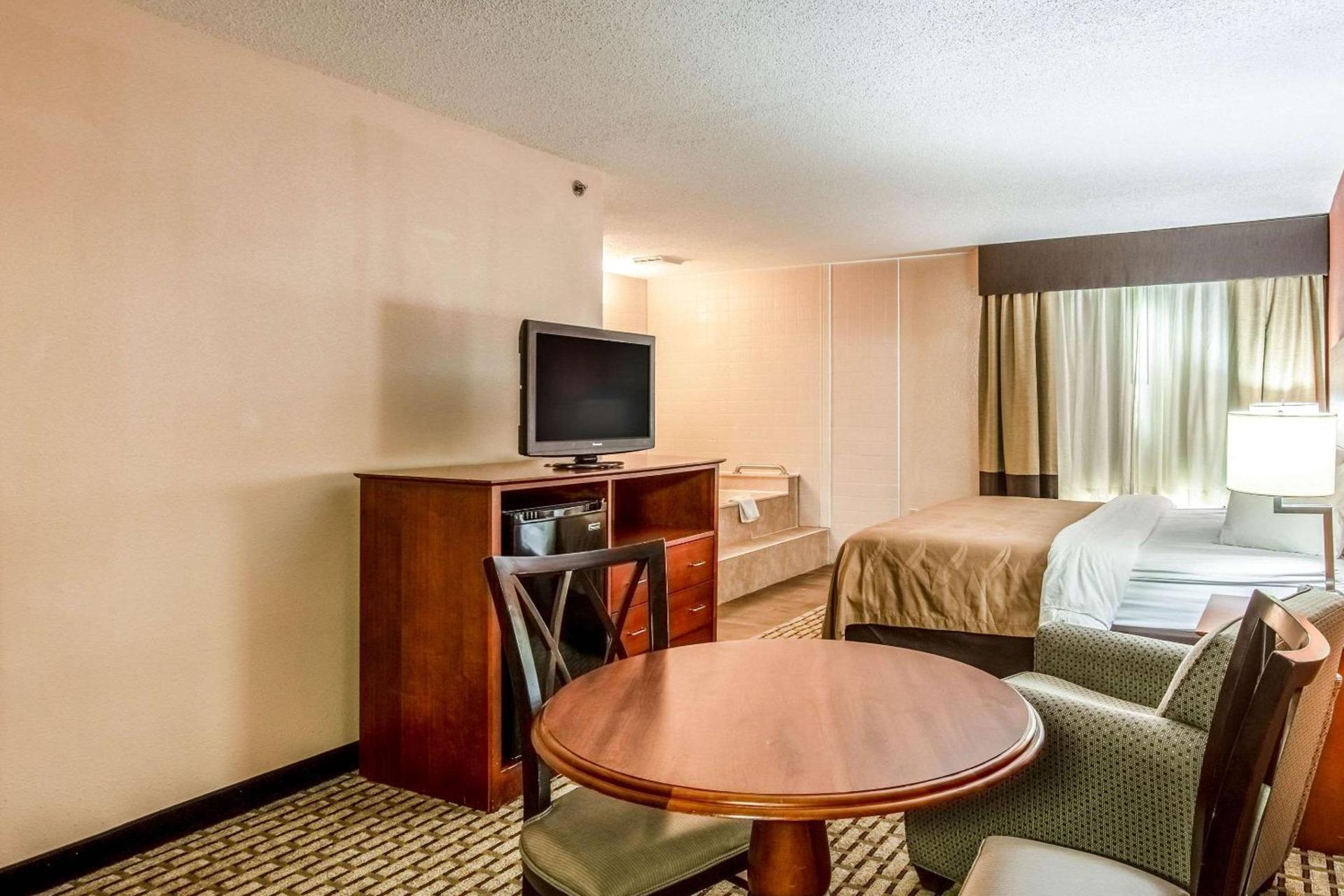 Country Inn & Suites by Radisson, Muskegon, MI photo 10