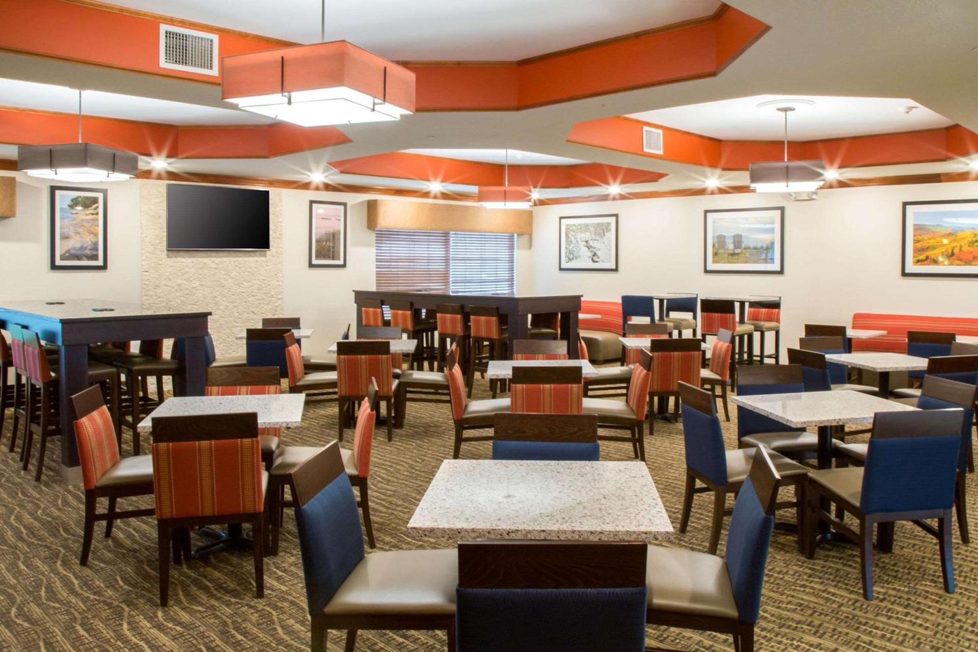 Comfort Suites Grand Rapids South photo 43