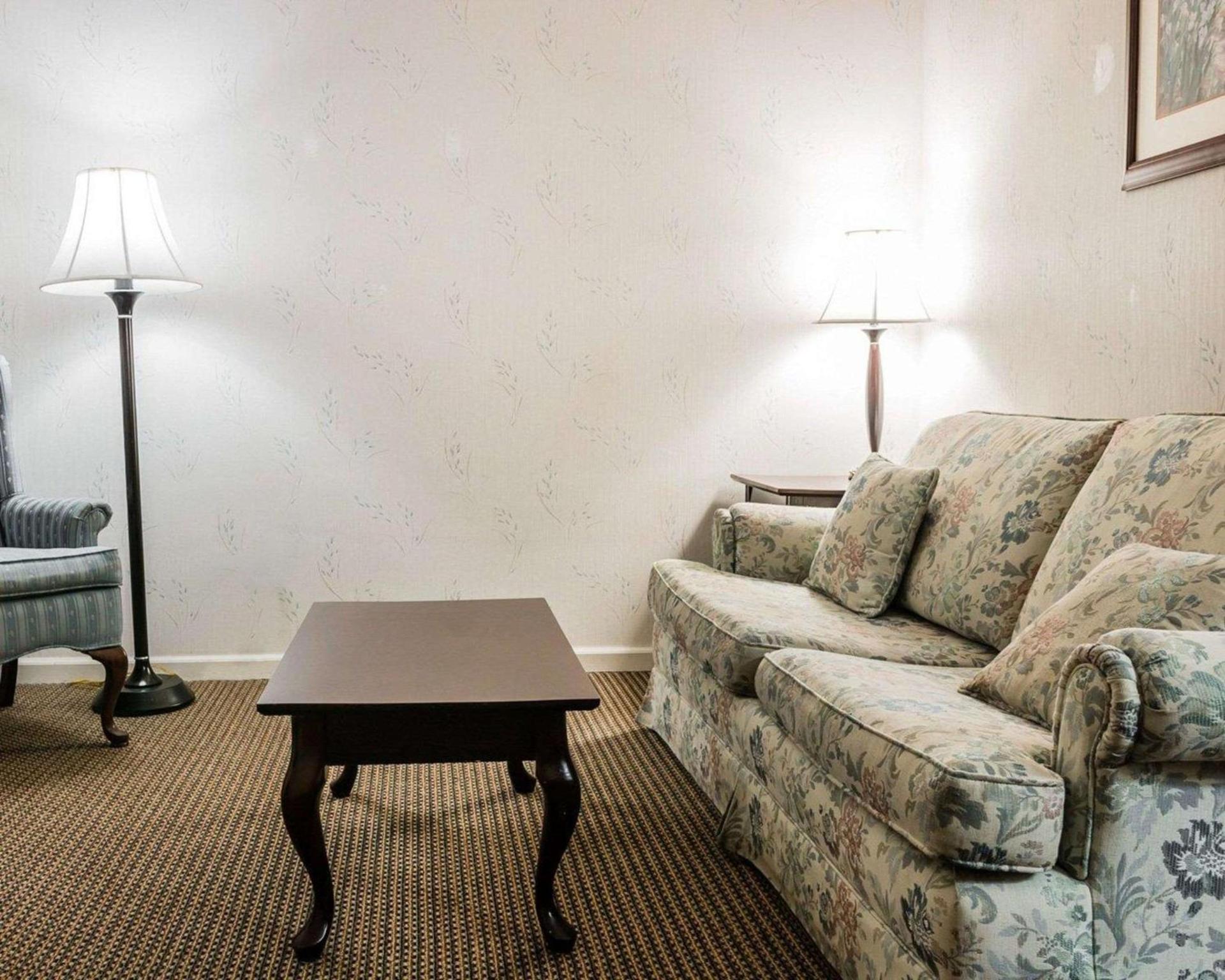 Econo Lodge & Suites Grand Rapids Airport photo 21