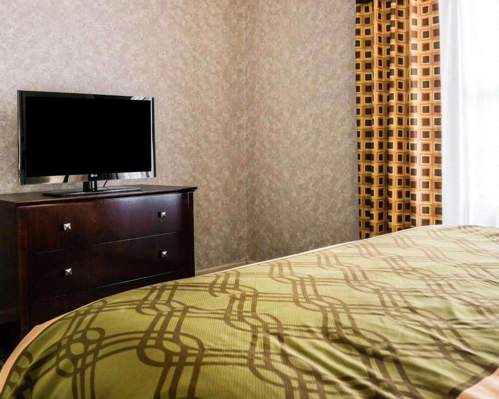 Econo Lodge & Suites Grand Rapids Airport photo 22