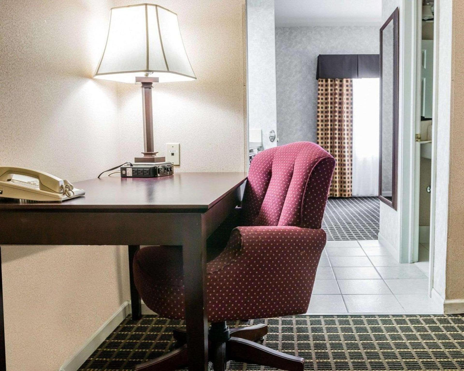 Econo Lodge & Suites Grand Rapids Airport photo 20