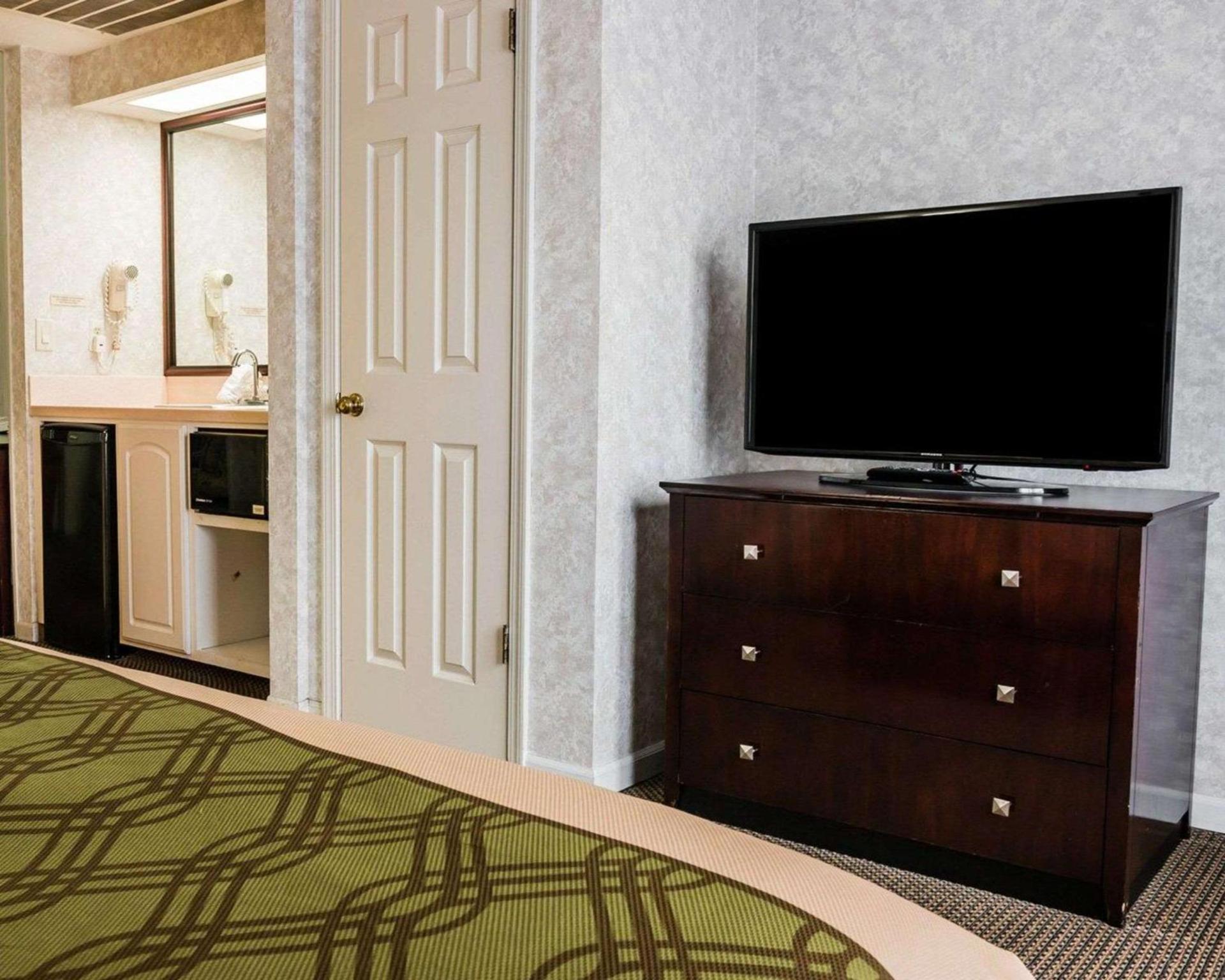 Econo Lodge & Suites Grand Rapids Airport photo 17