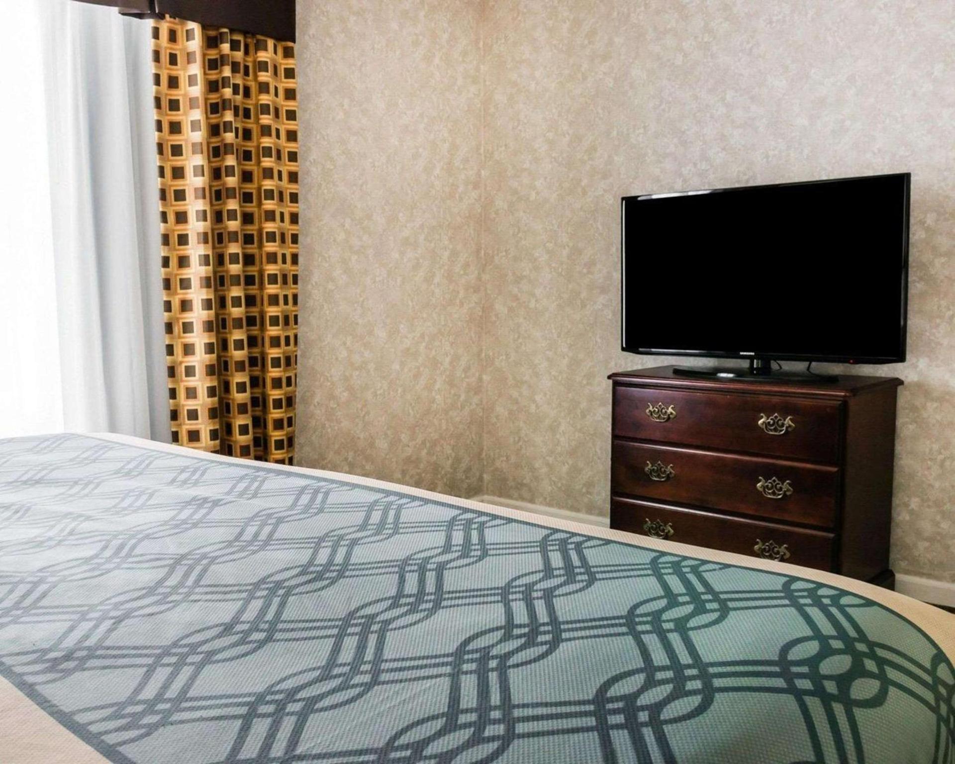 Econo Lodge & Suites Grand Rapids Airport photo 14