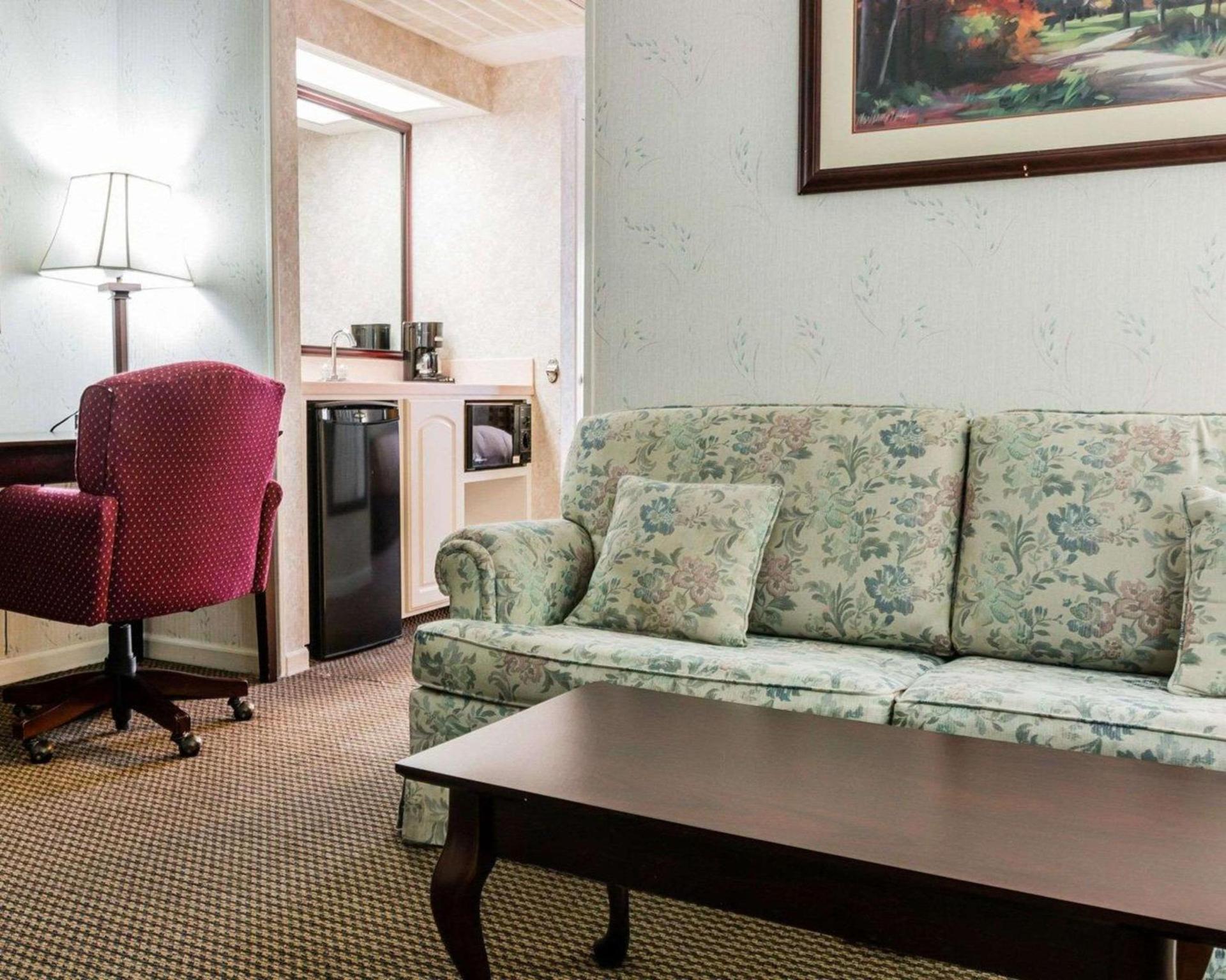 Econo Lodge & Suites Grand Rapids Airport photo 11