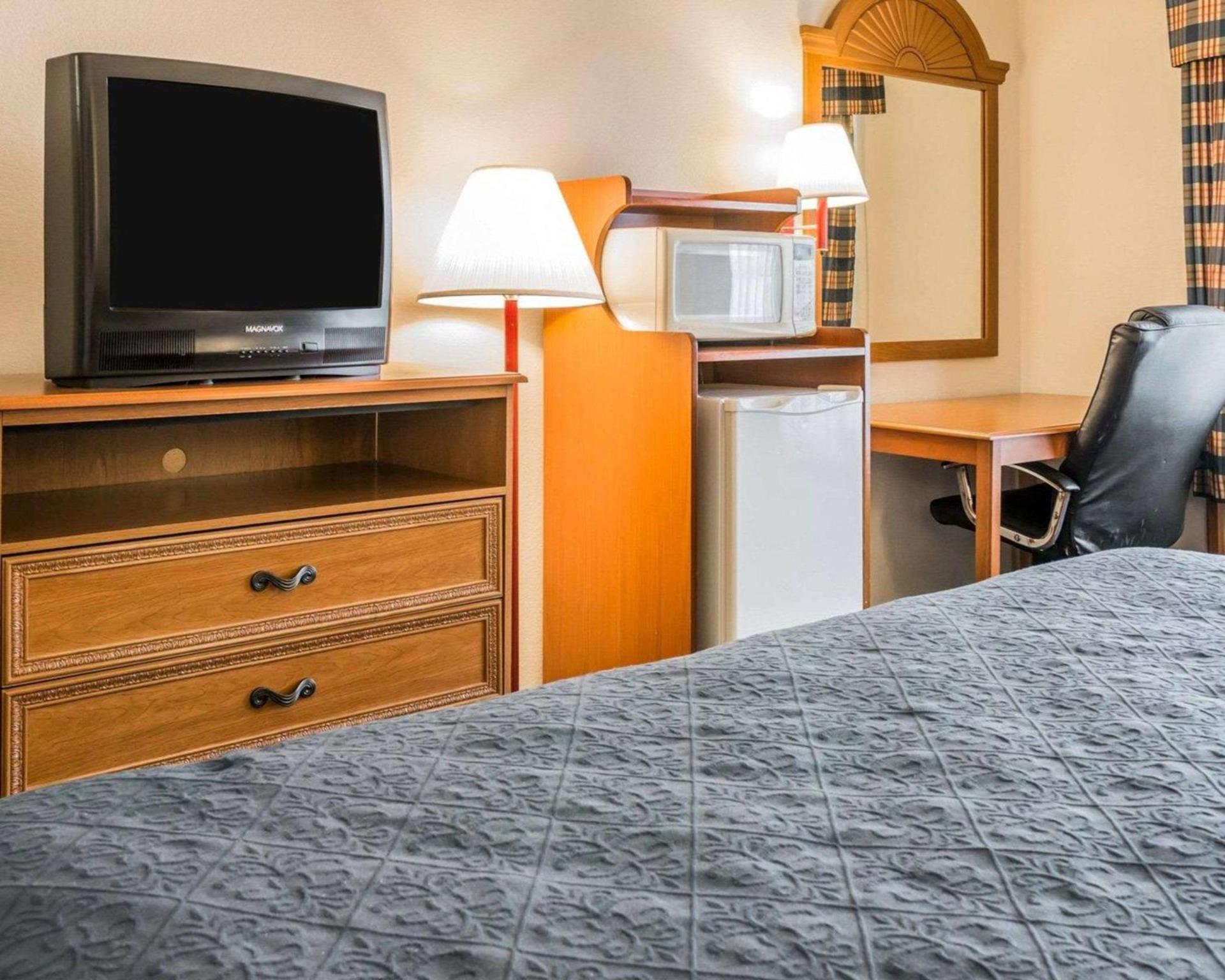 Quality Inn Kalamazoo near Wings Stadium photo 17