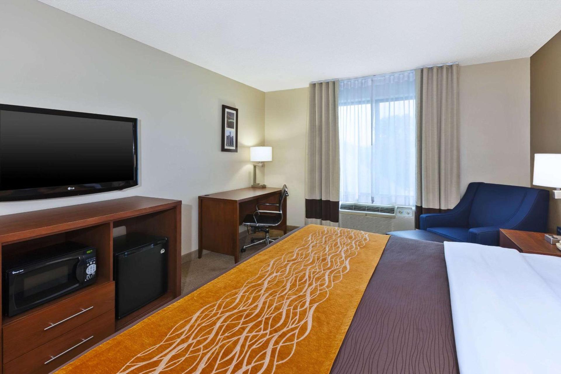 Comfort Inn & Suites Taylor - Detroit photo 6