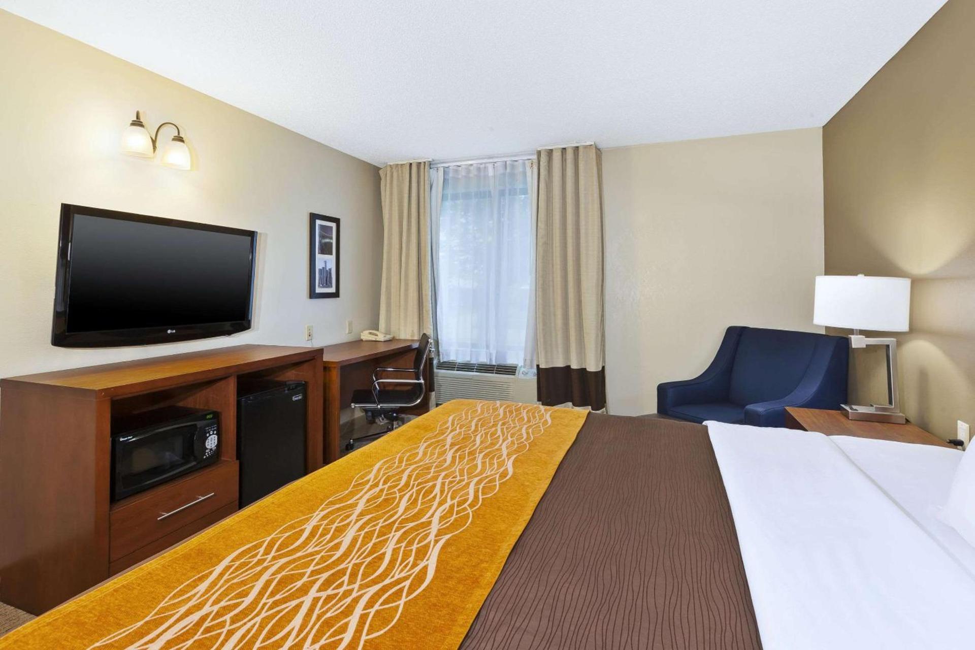 Comfort Inn & Suites Taylor - Detroit photo 8