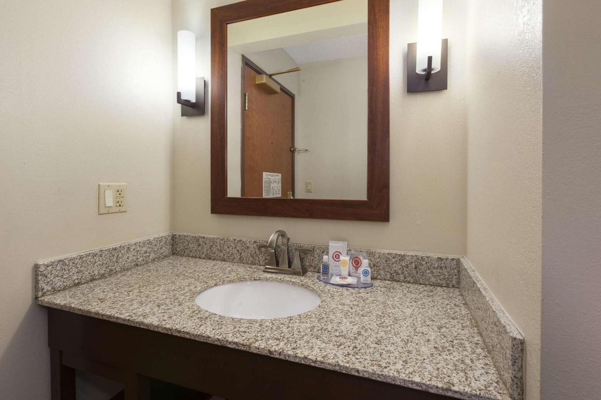Comfort Inn & Suites Taylor - Detroit photo 13