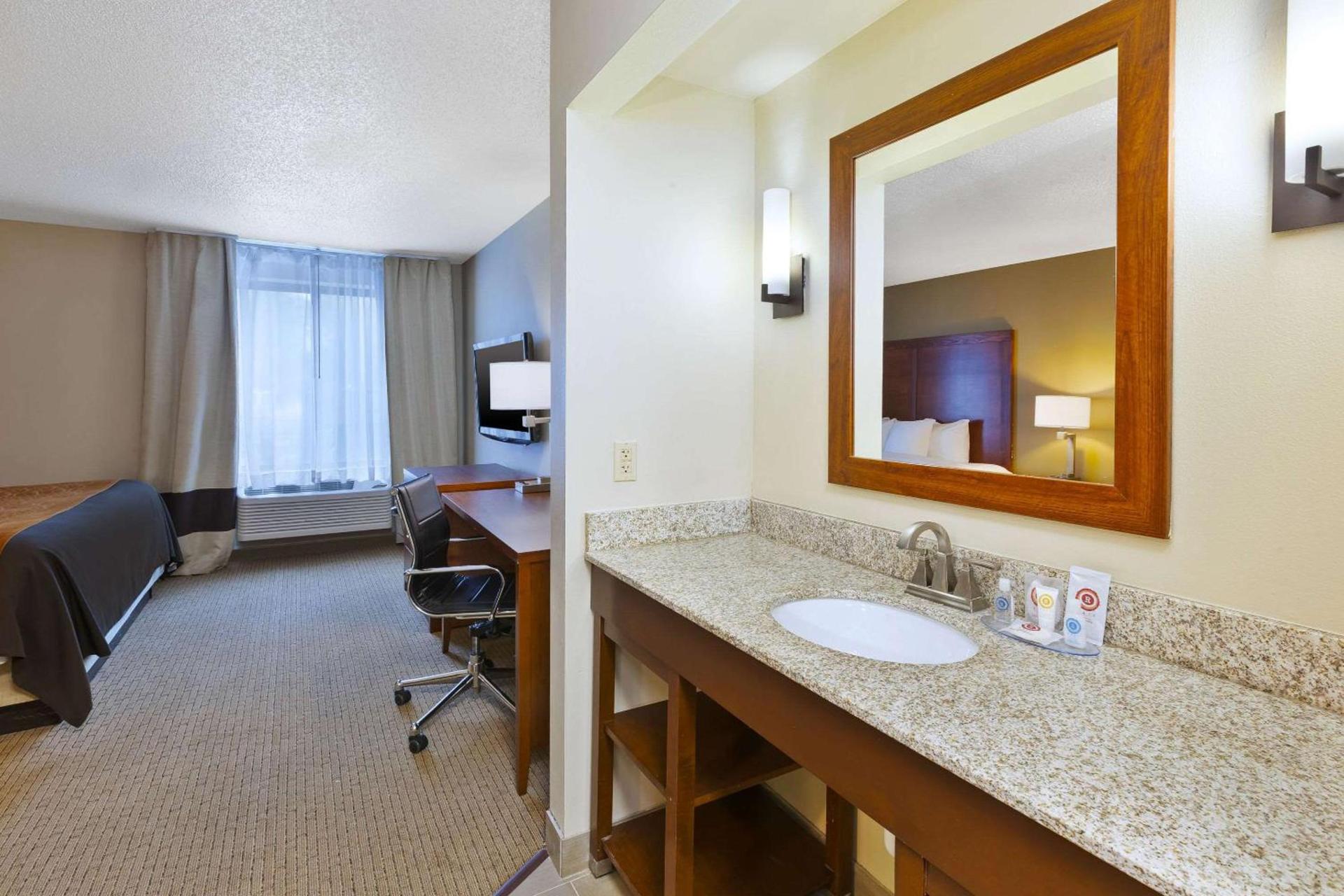 Comfort Inn & Suites Taylor - Detroit photo 16