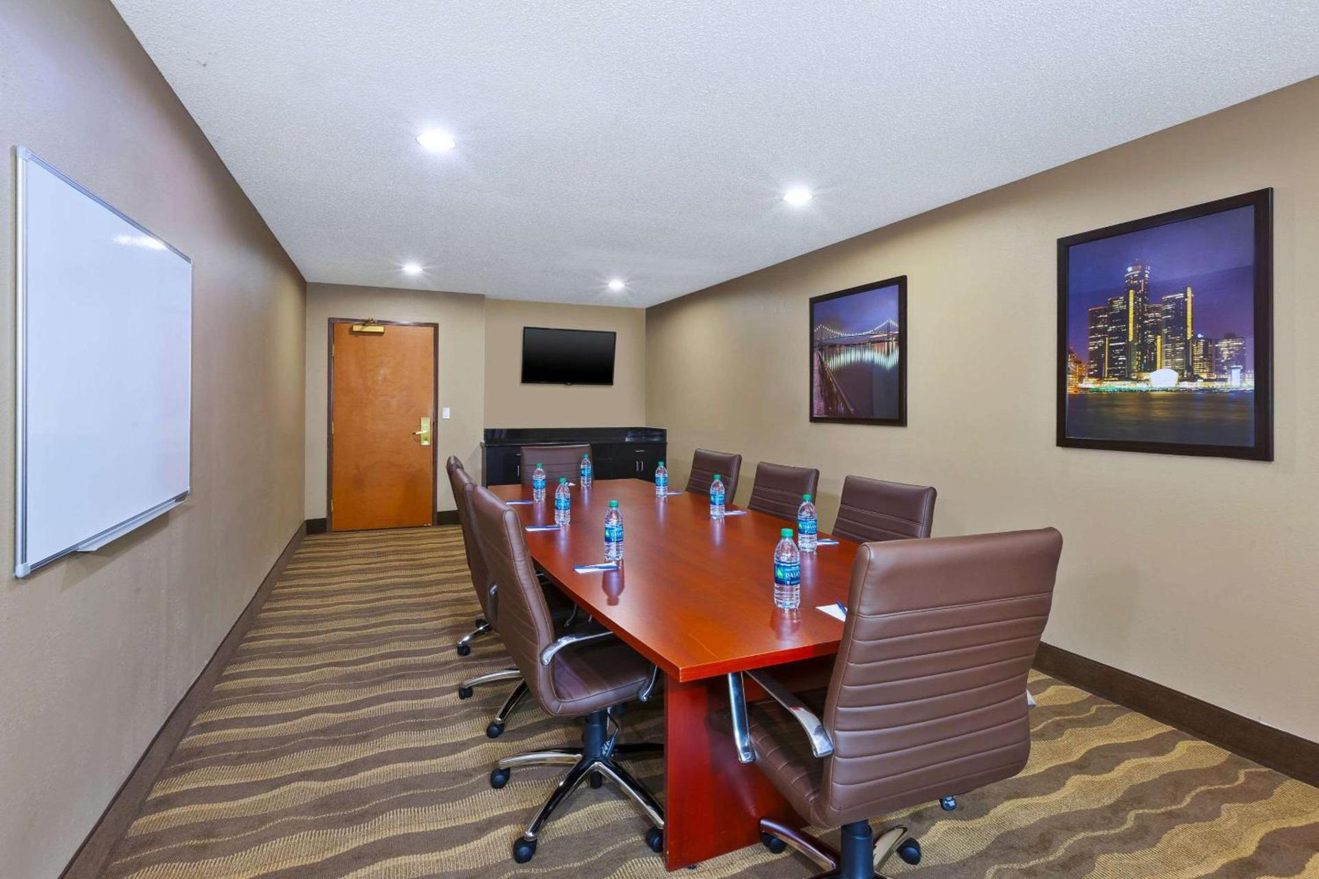 Comfort Inn & Suites Taylor - Detroit photo 26