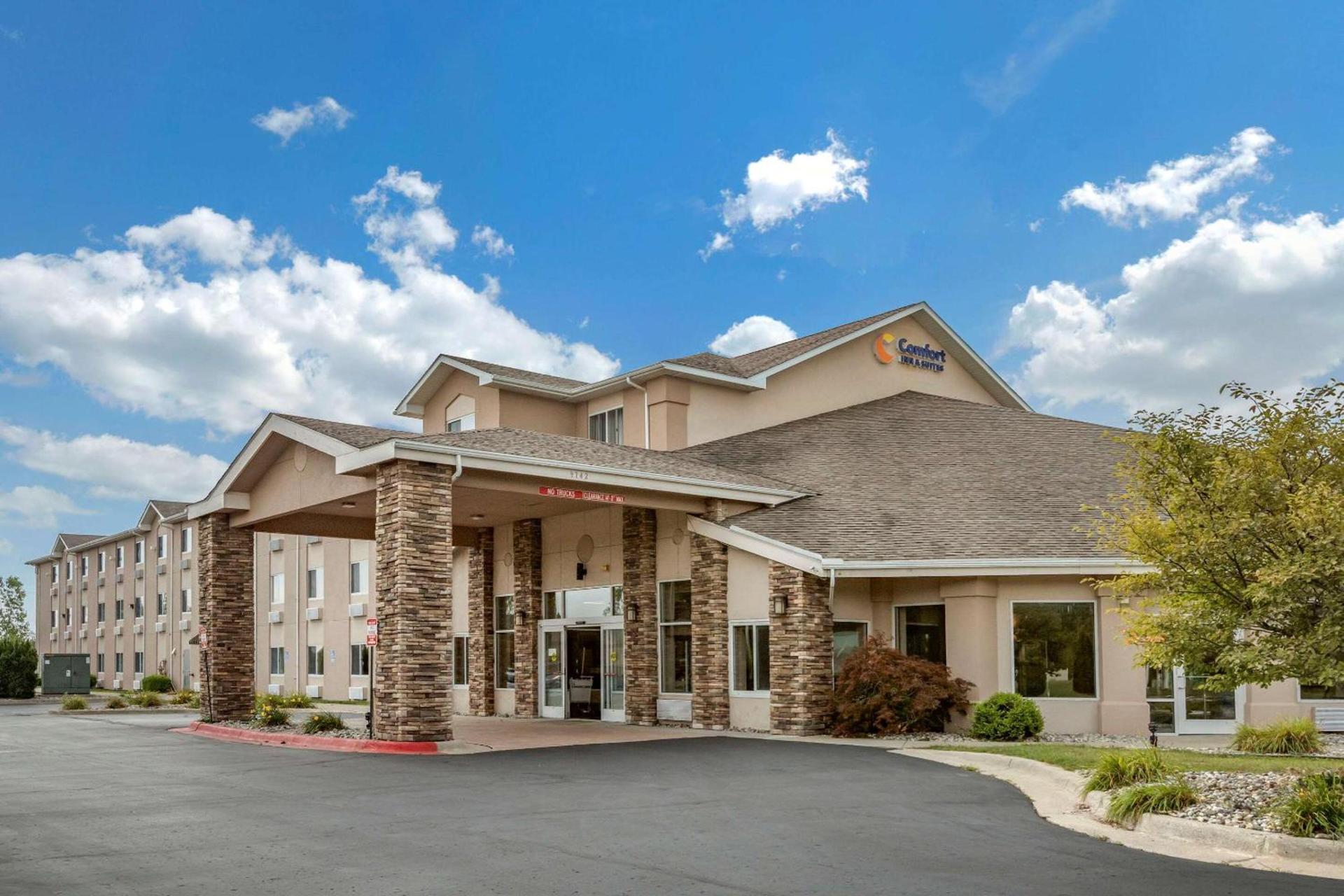 Comfort Inn & Suites Dimondale - Lansing photo 1