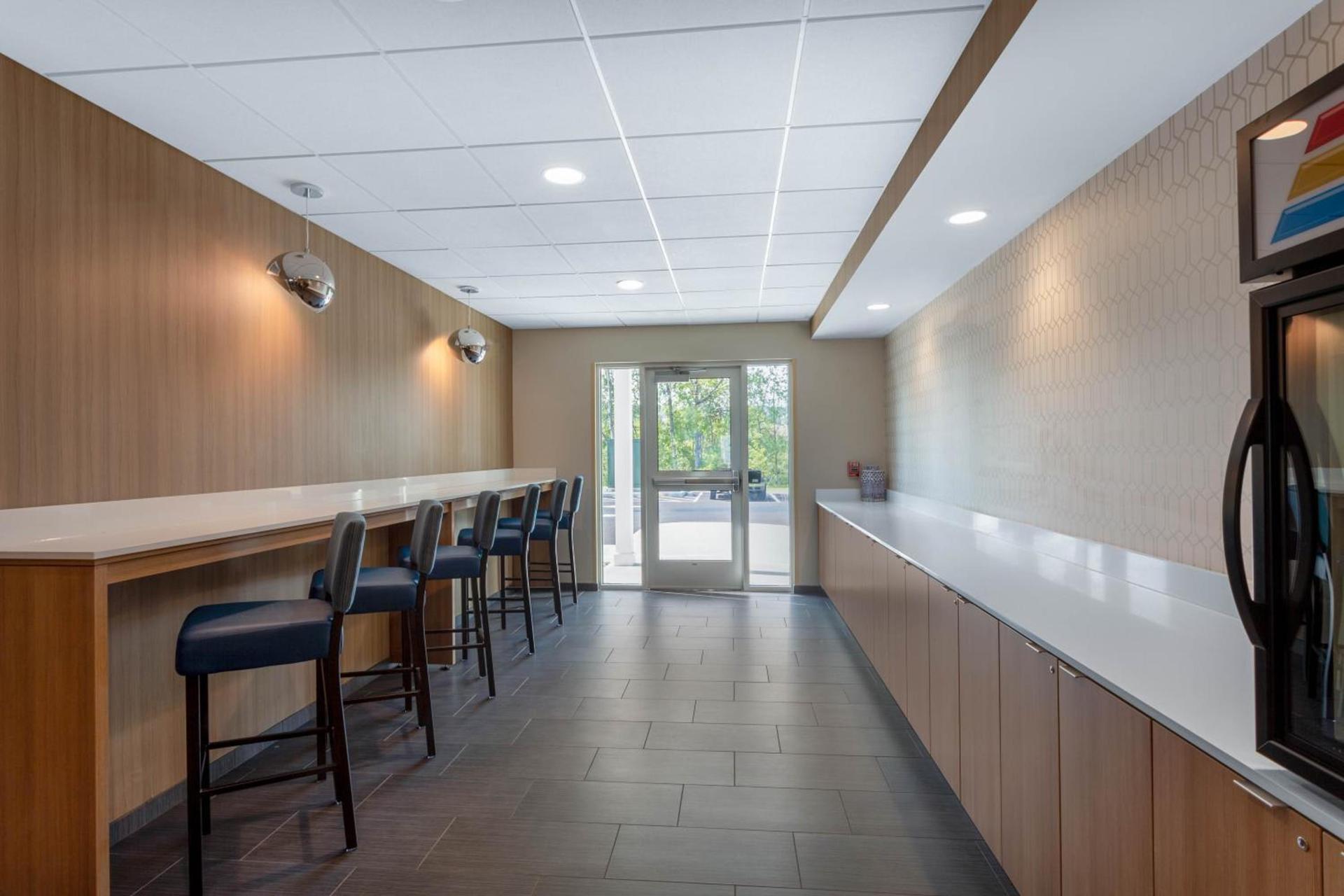 Microtel Inn & Suites by Wyndham Amsterdam NY photo 52