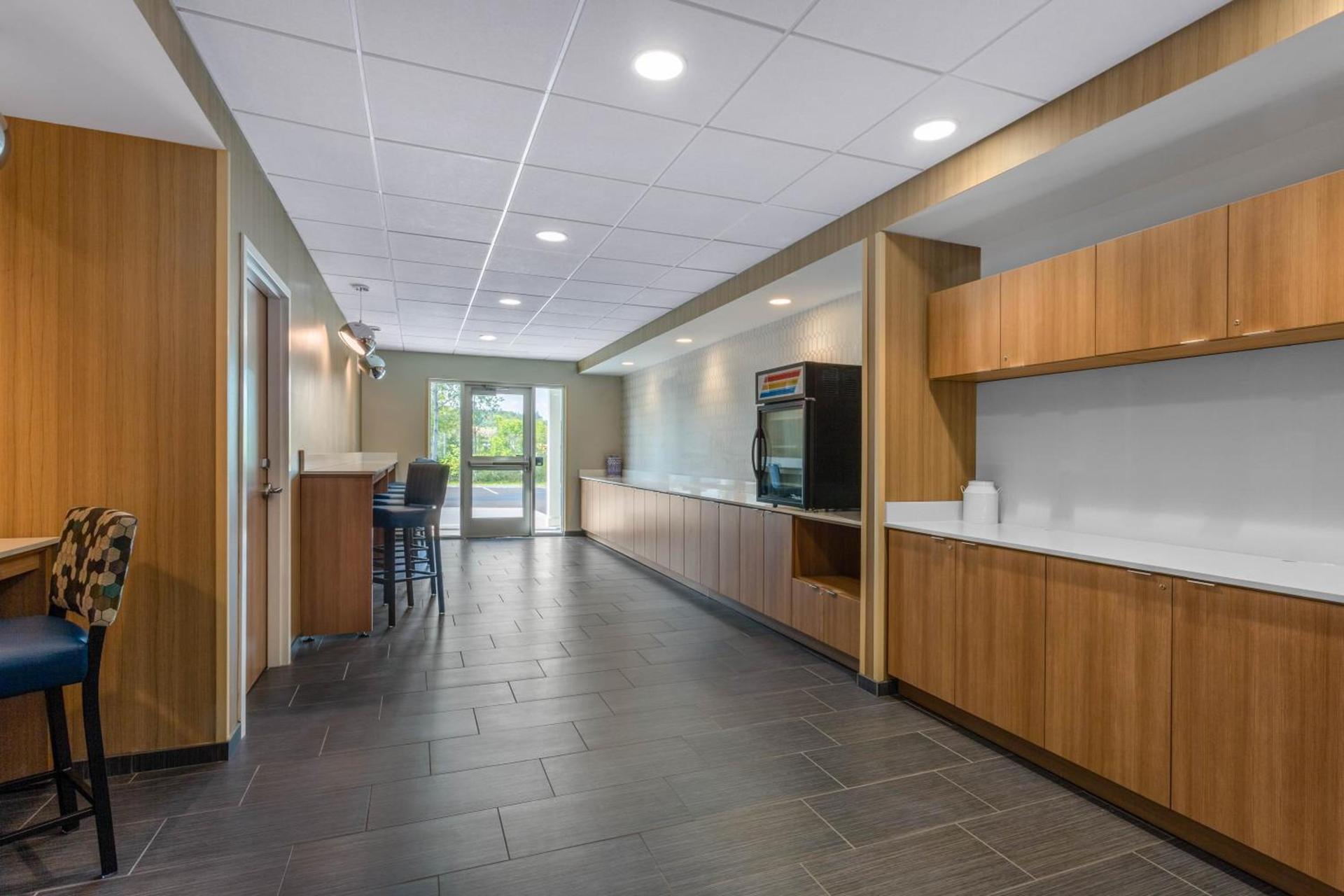 Microtel Inn & Suites by Wyndham Amsterdam NY photo 51