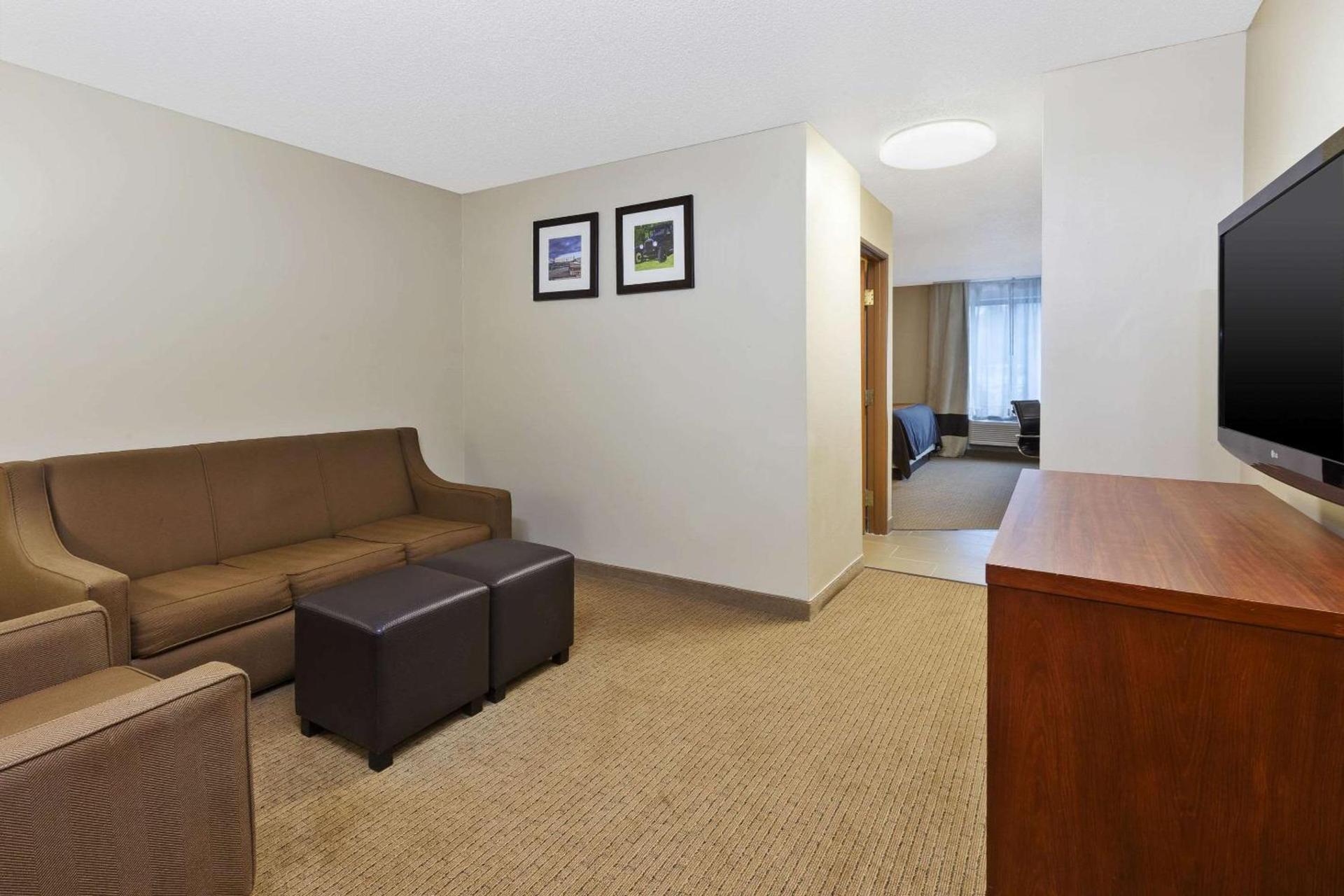 Comfort Inn & Suites Taylor - Detroit photo 22