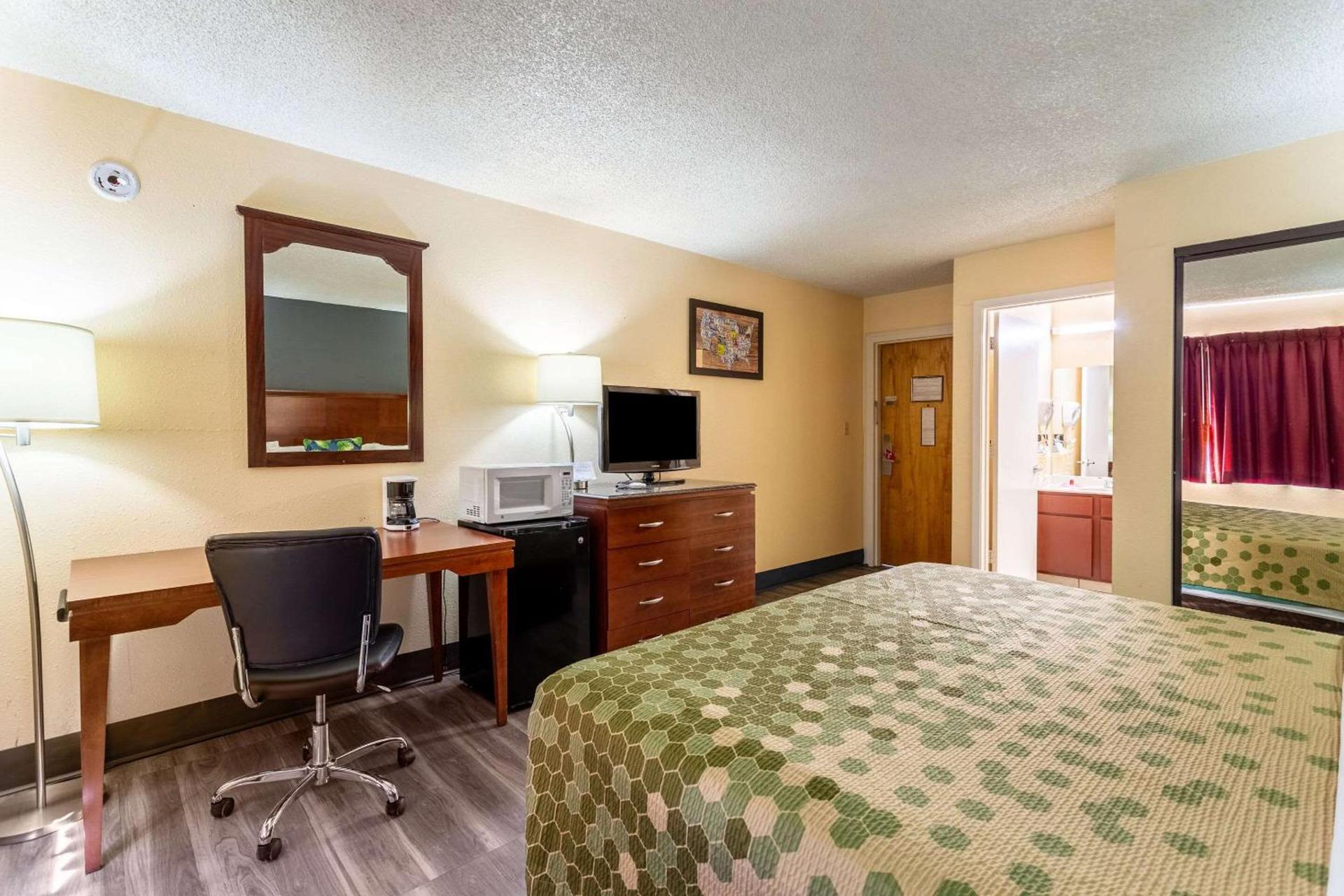 Econo Lodge Gallup West photo 9