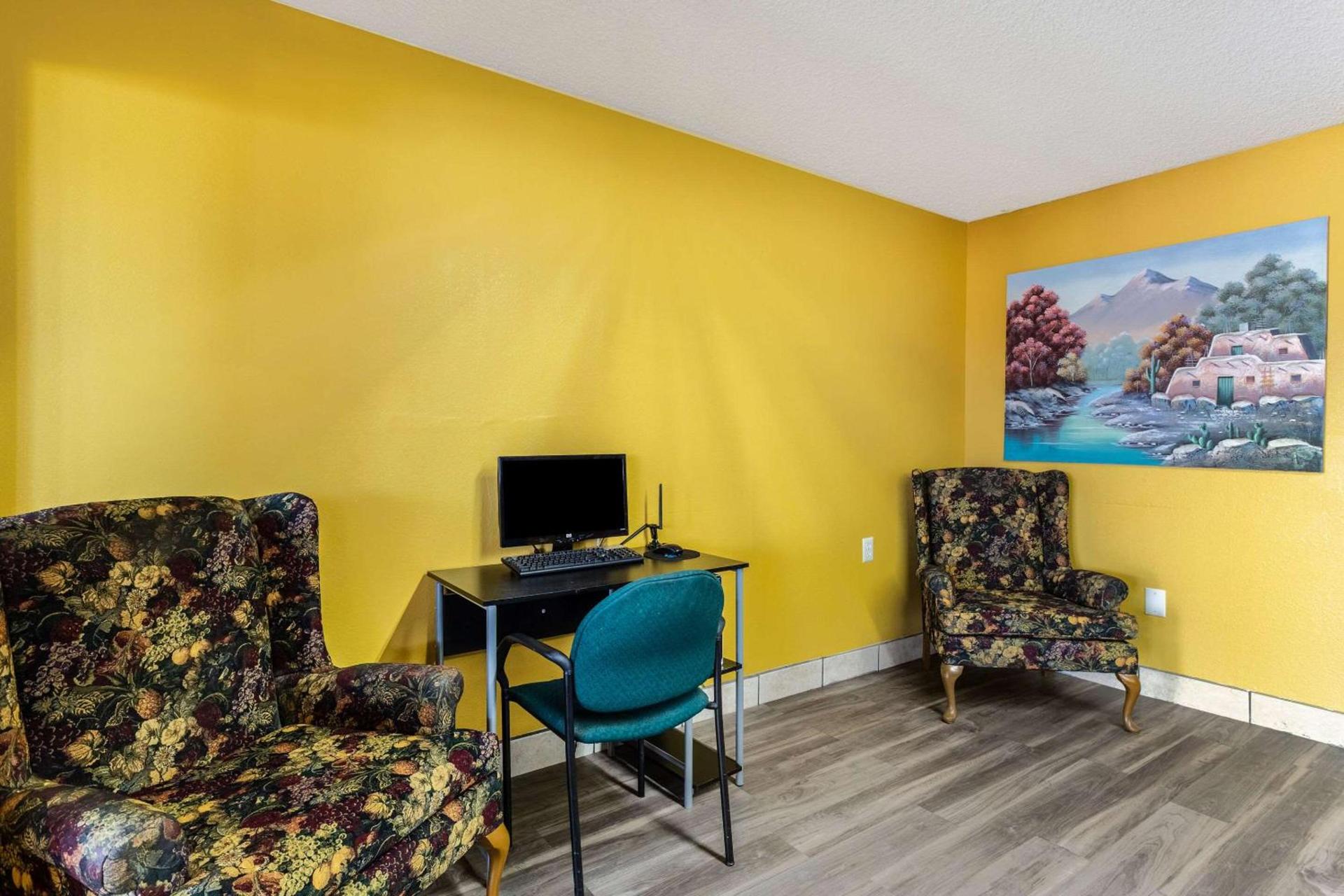 Econo Lodge Gallup West photo 18