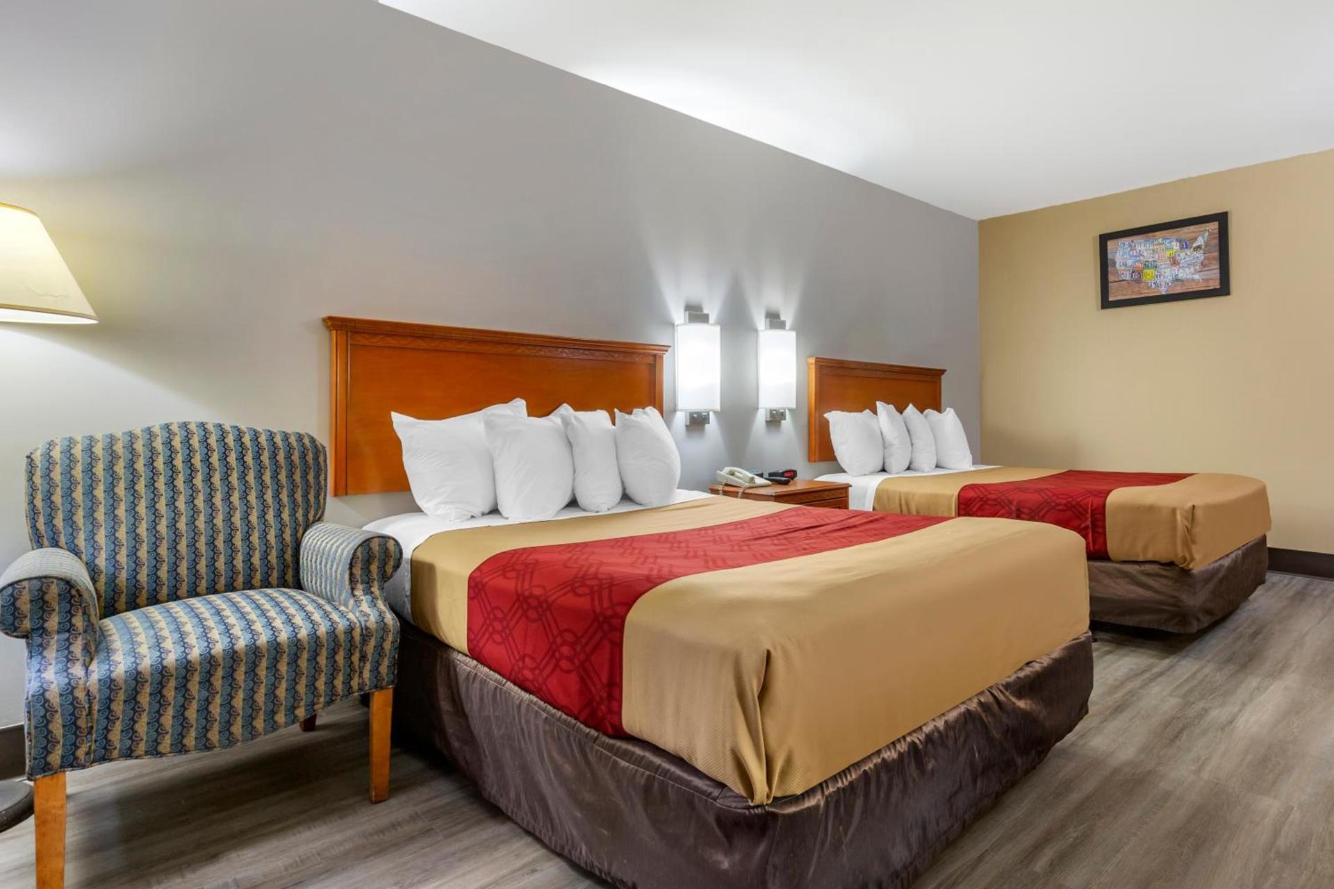 Econo Lodge & Suites Southern Pines - Pinehurst photo 28