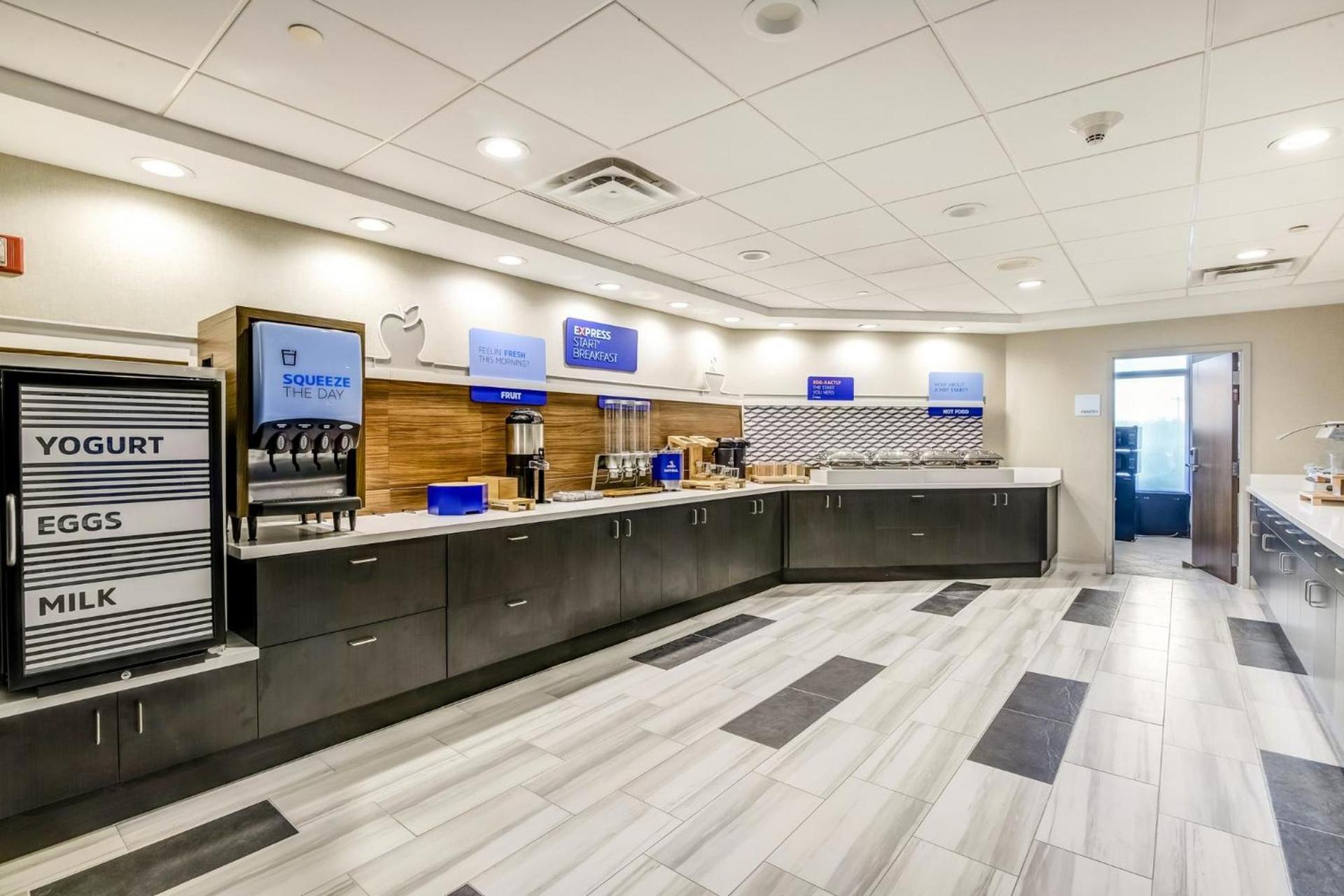 Holiday Inn Express & Suites Longview North by IHG photo 8