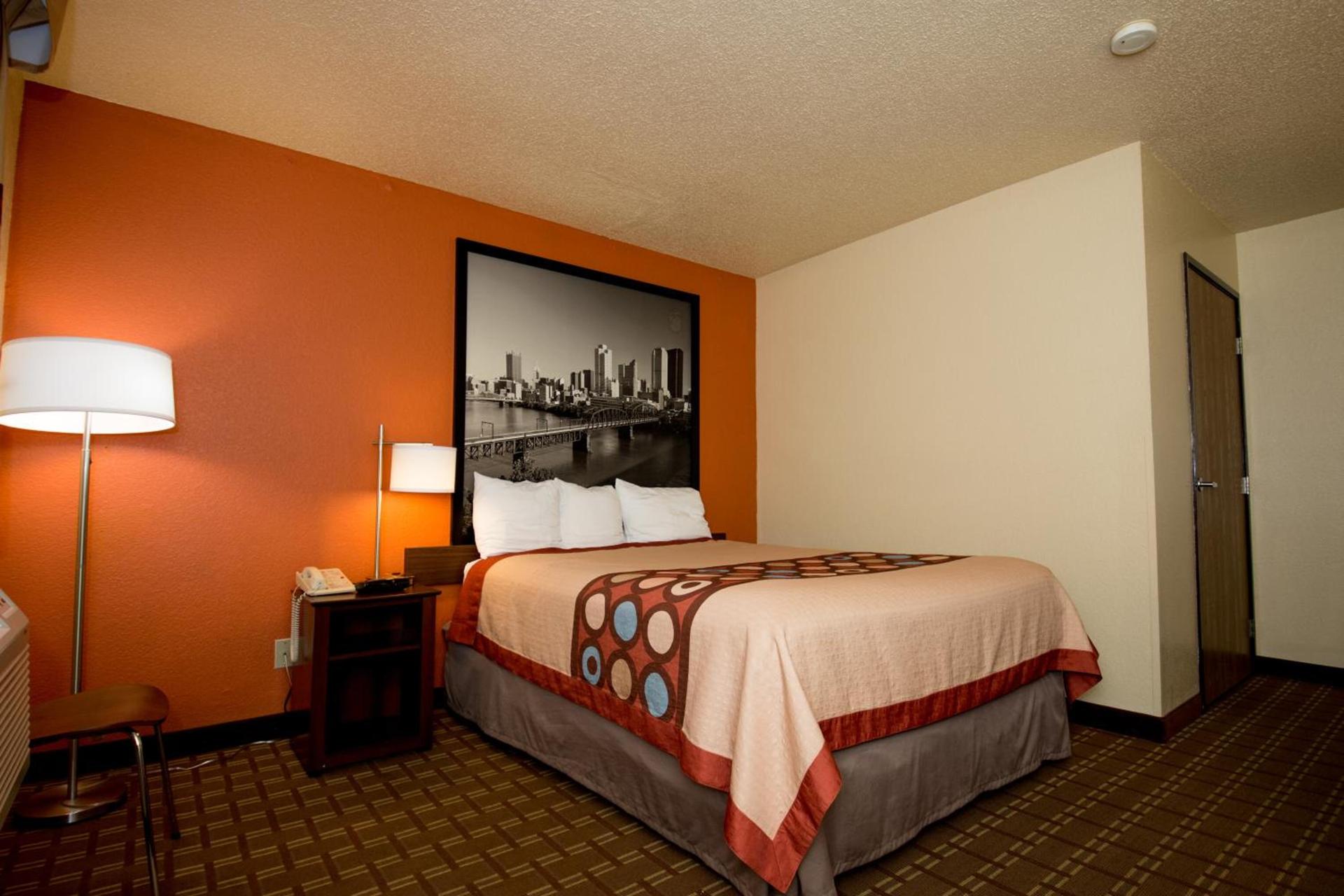 Super 8 by Wyndham Altoona photo 36
