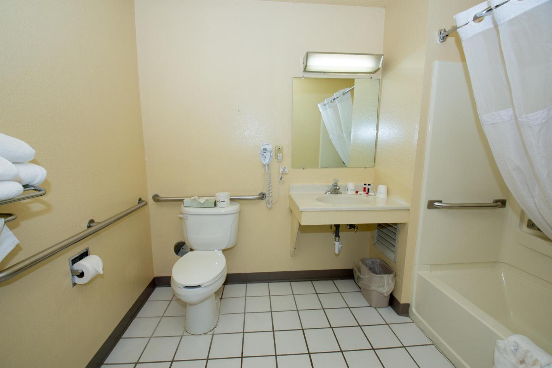 Super 8 by Wyndham Altoona photo 47