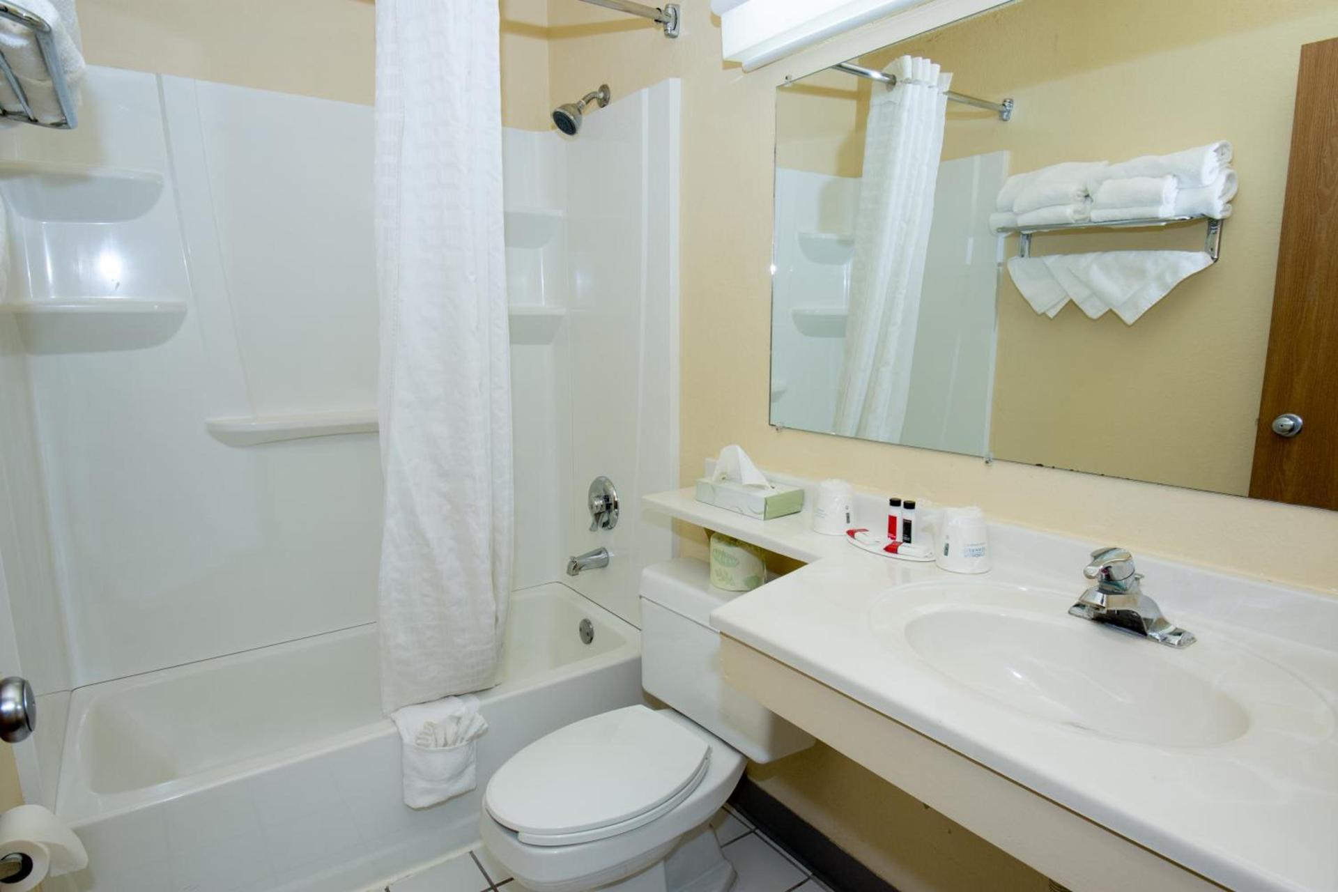 Super 8 by Wyndham Altoona photo 46