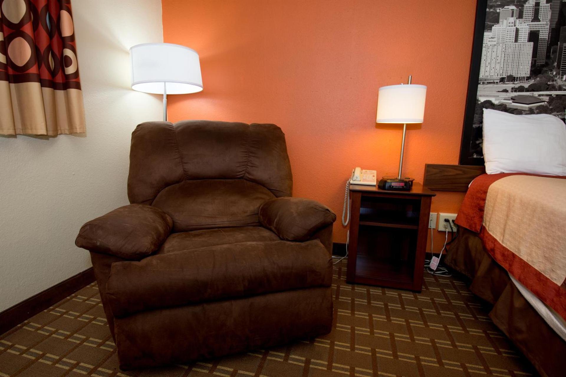 Super 8 by Wyndham Altoona photo 35