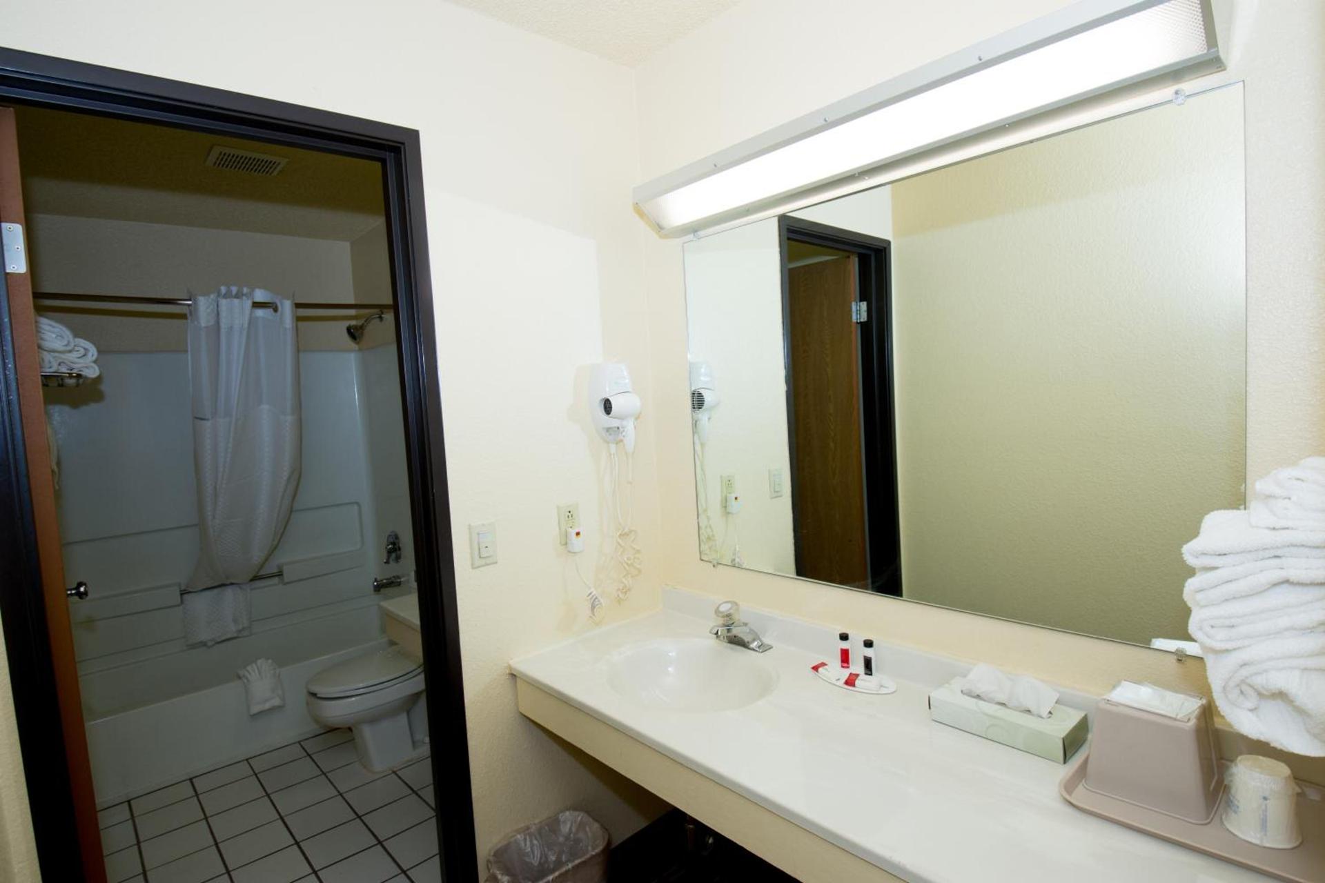 Super 8 by Wyndham Altoona photo 45