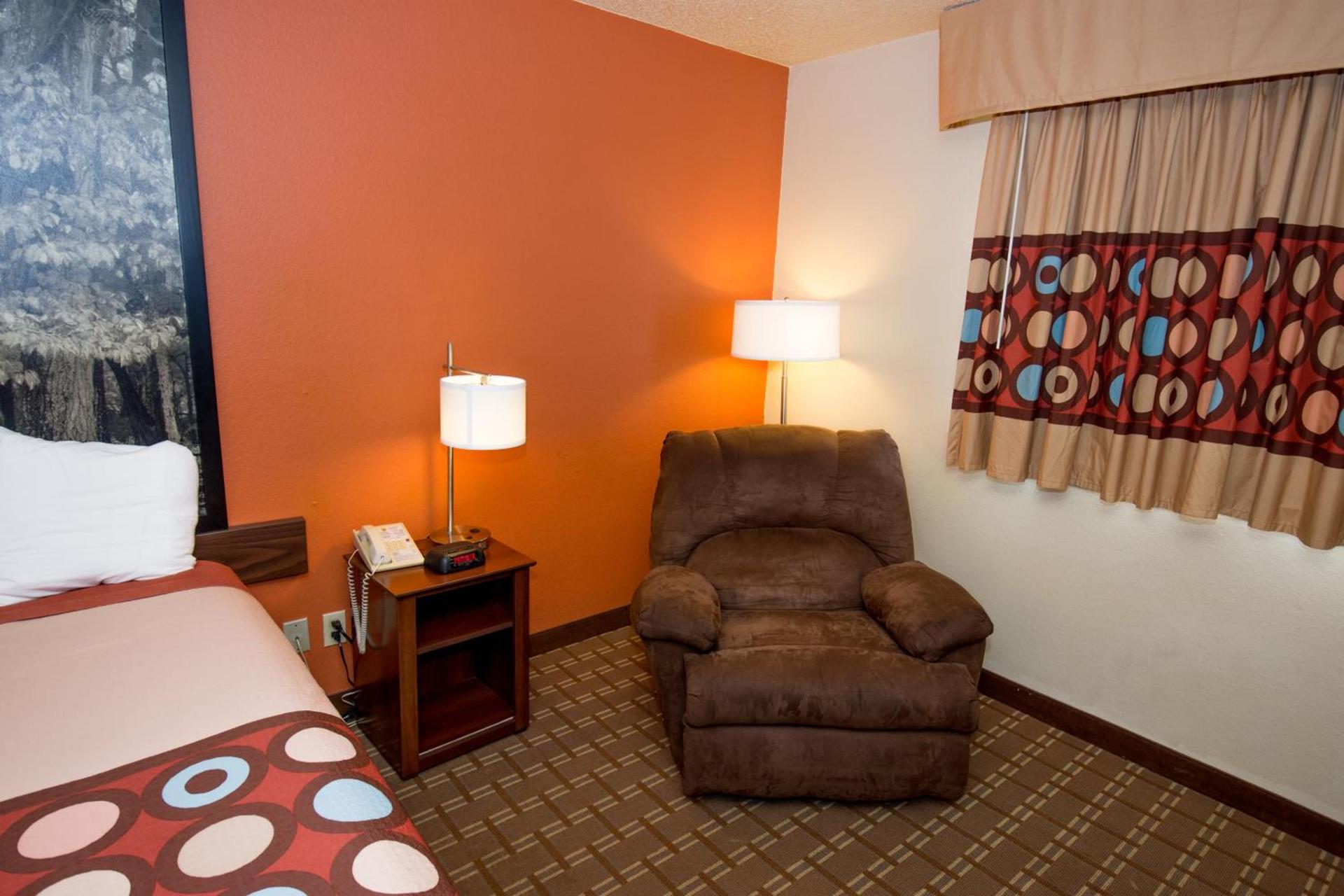 Super 8 by Wyndham Altoona photo 32