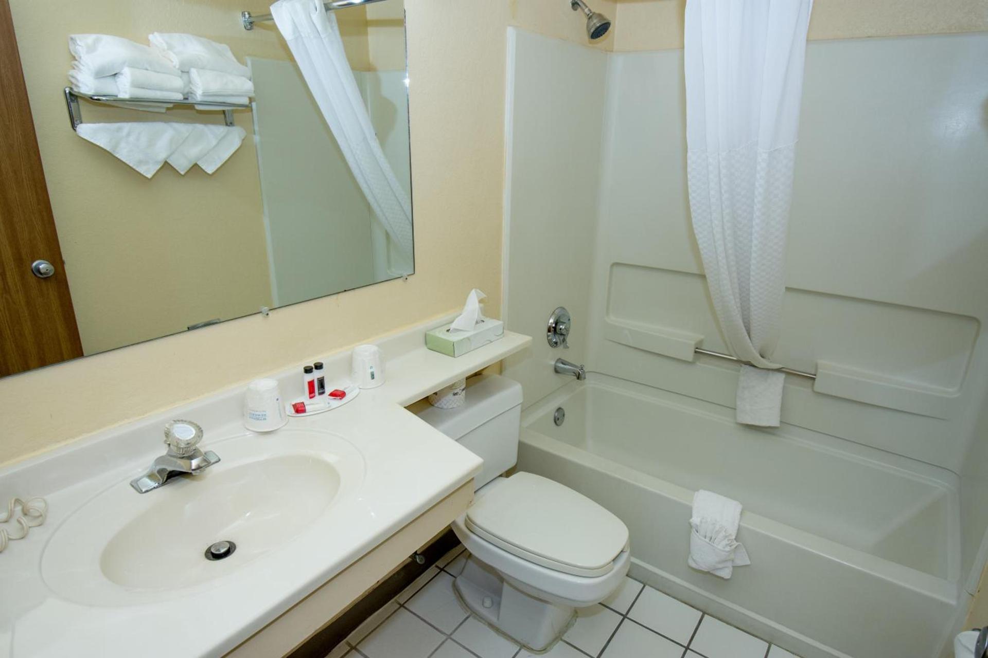 Super 8 by Wyndham Altoona photo 43