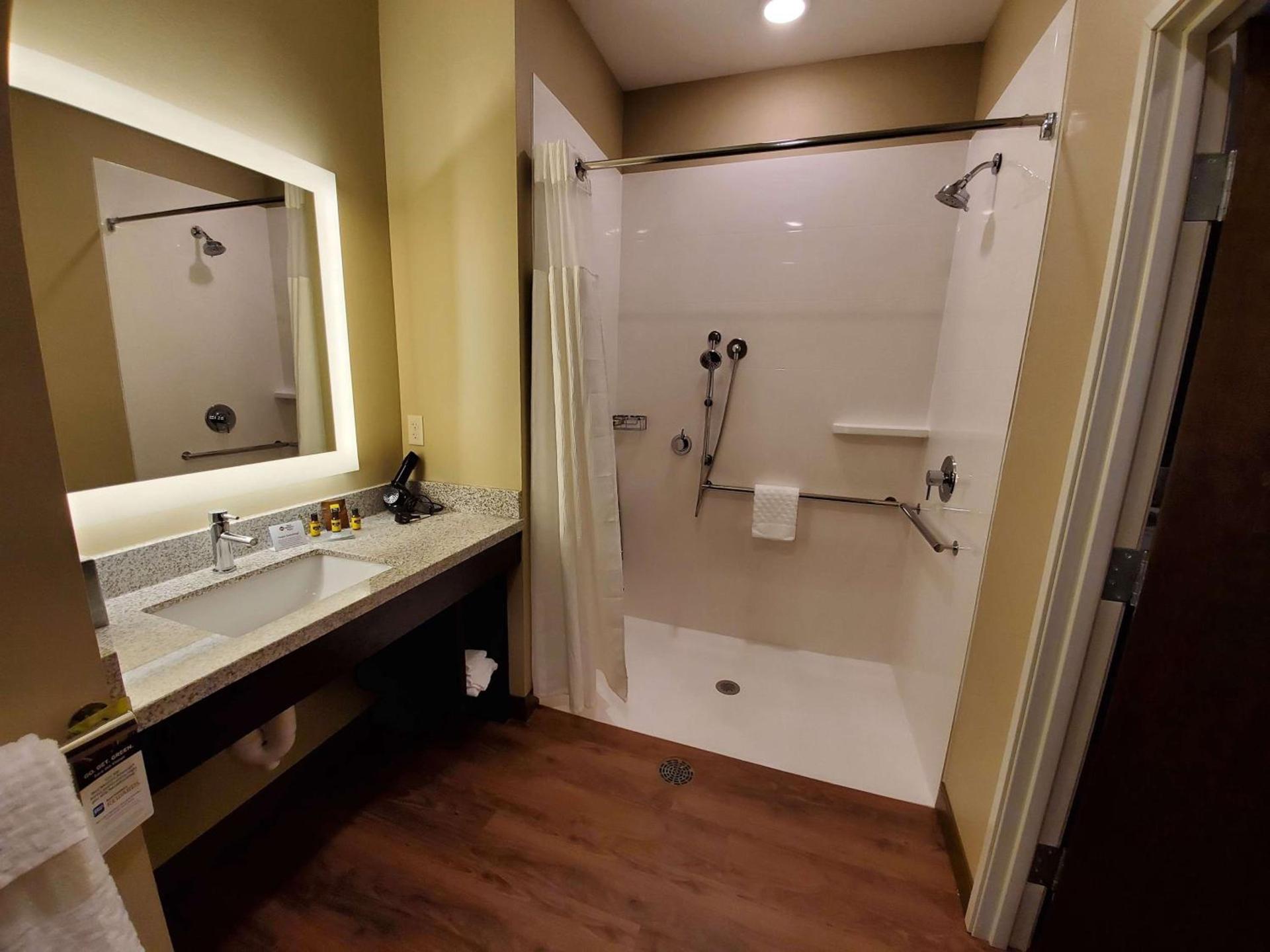 Best Western Plus Lakeview Hotel photo 9