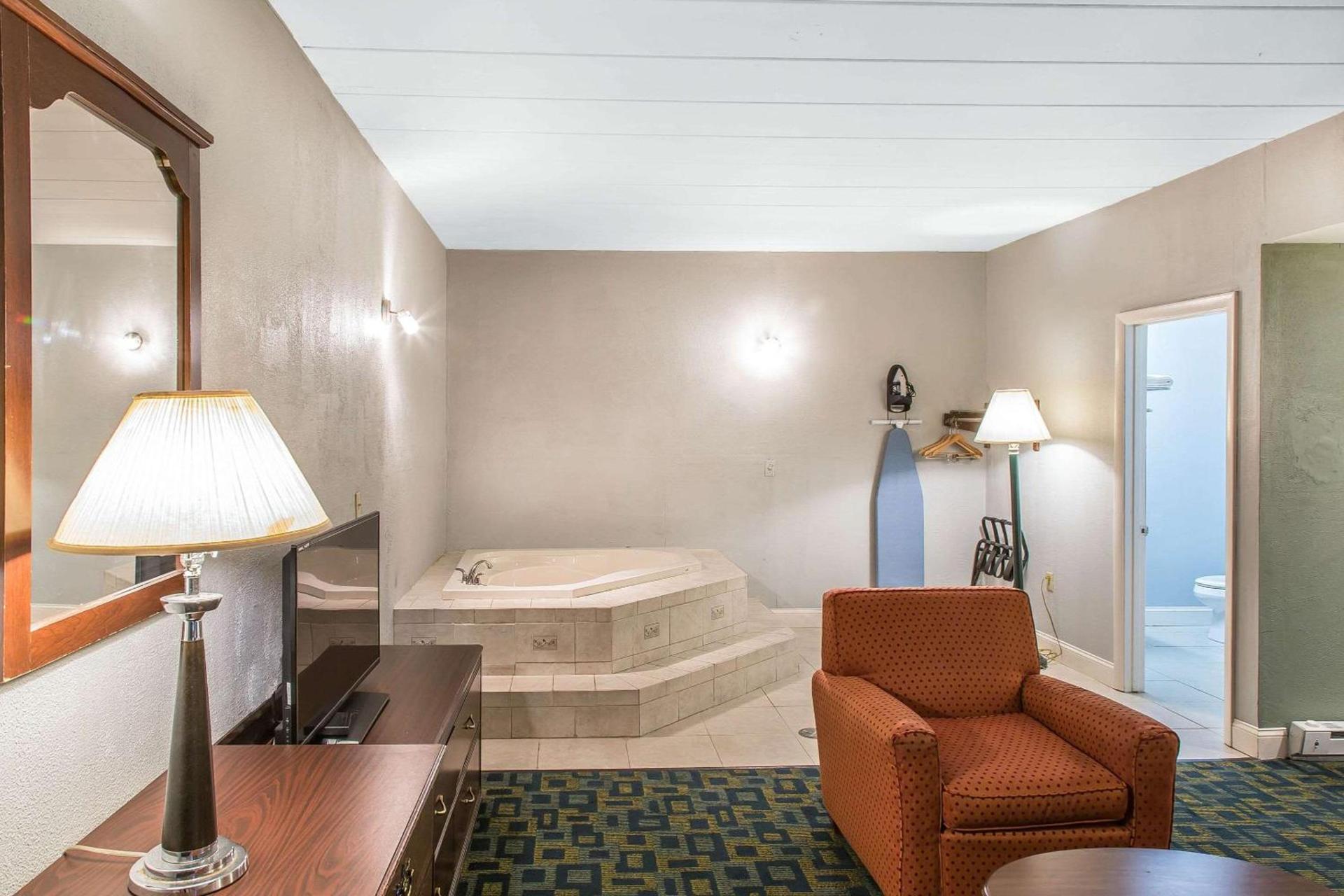 Econo Lodge Cranston - Providence photo 3