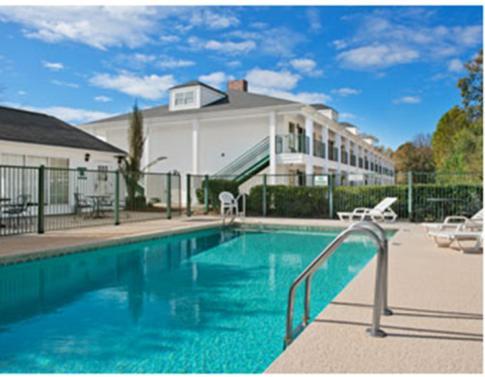 Baymont by Wyndham Waycross photo 7