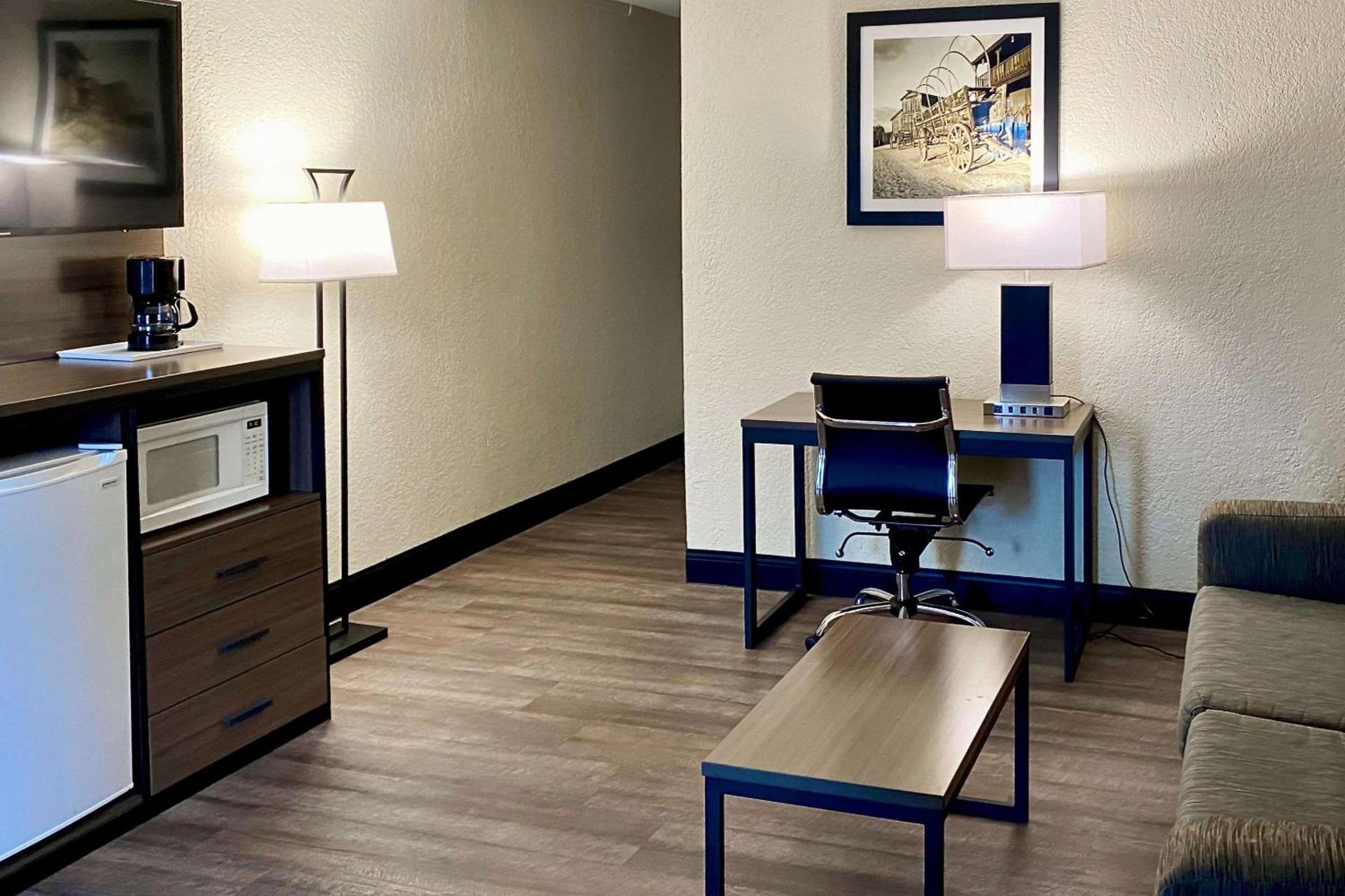 Quality Inn & Suites Airport photo 9