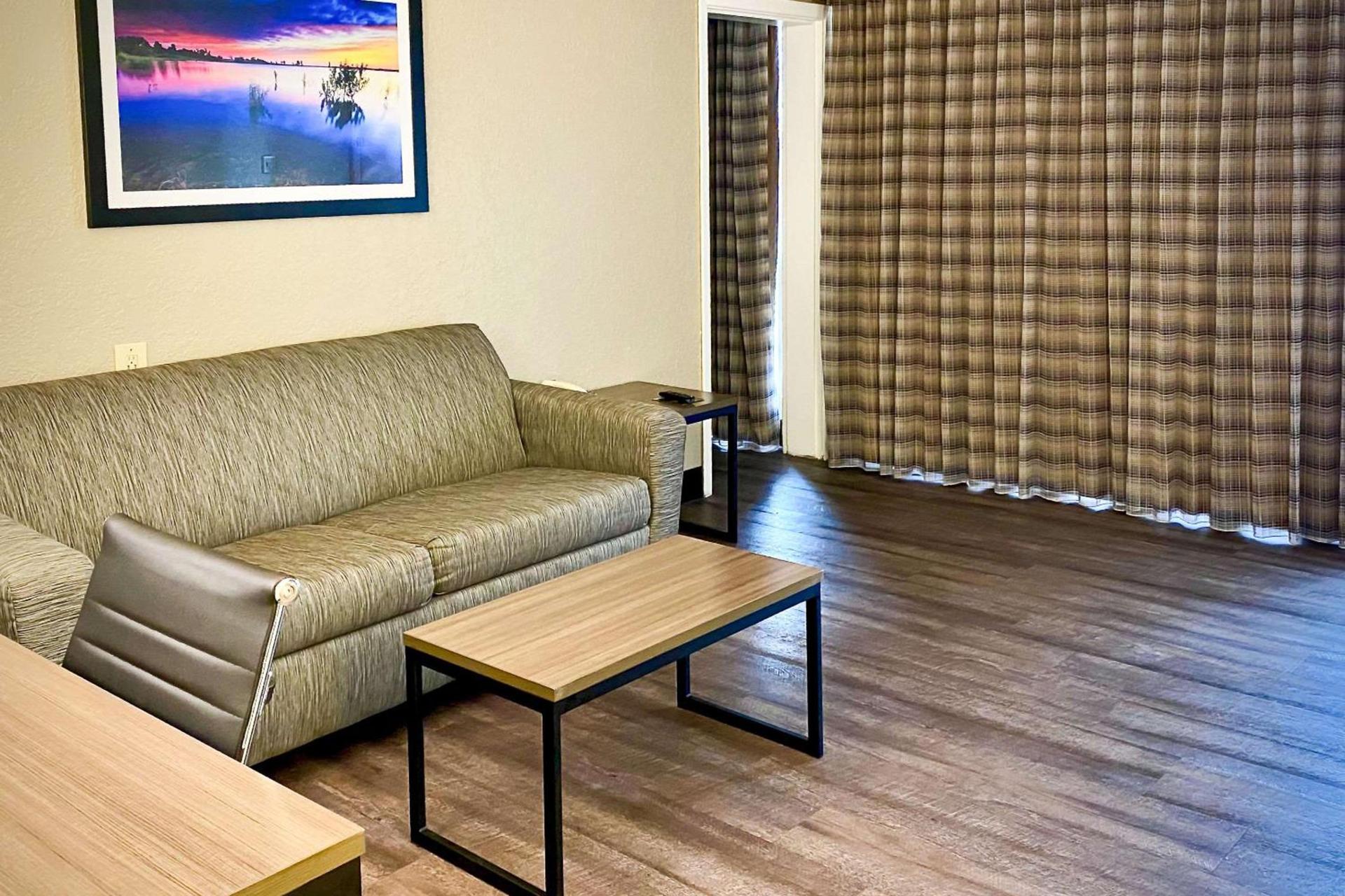 Quality Inn & Suites Airport photo 14