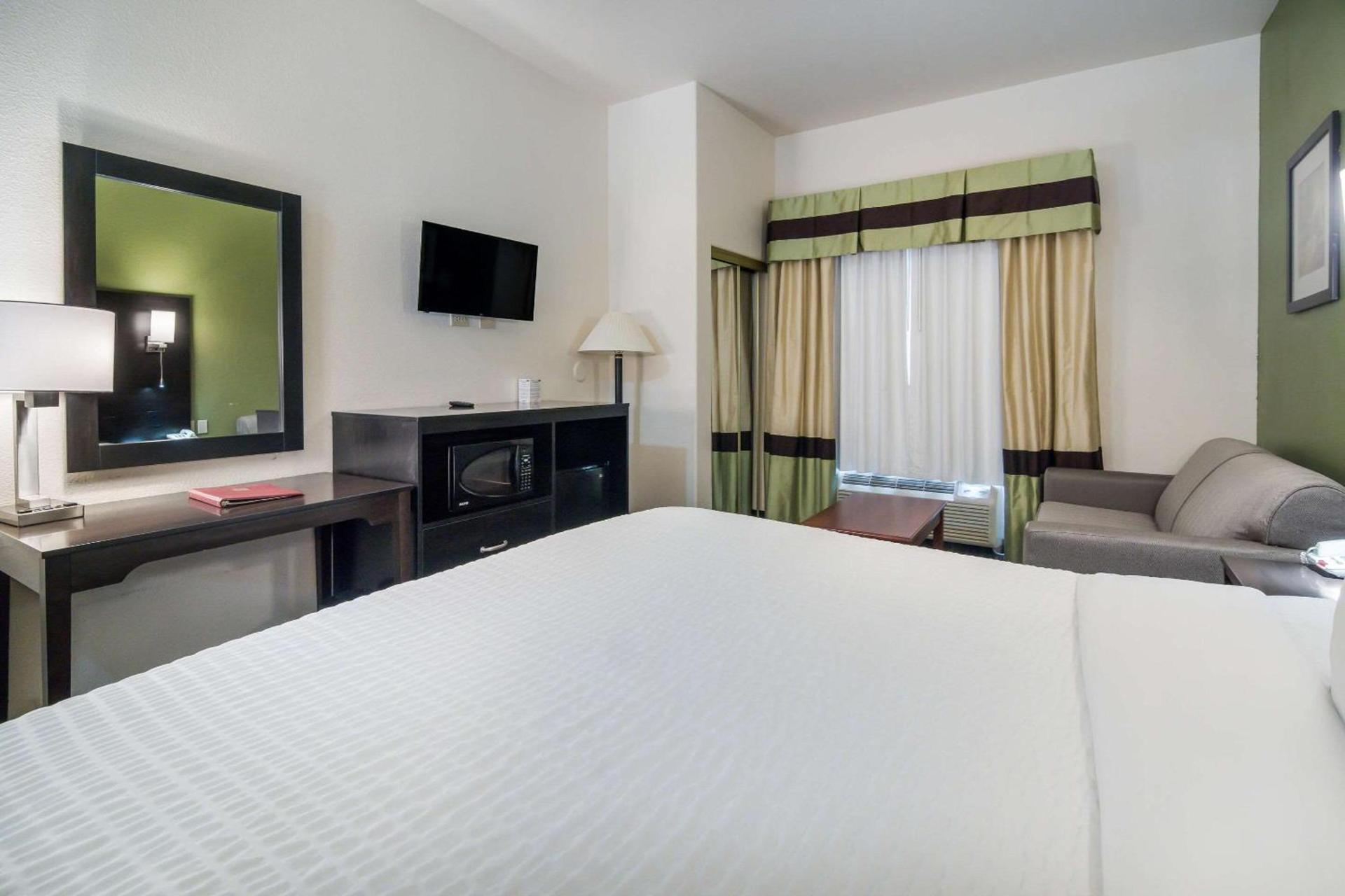 Clarion Inn & Suites Weatherford South photo 9