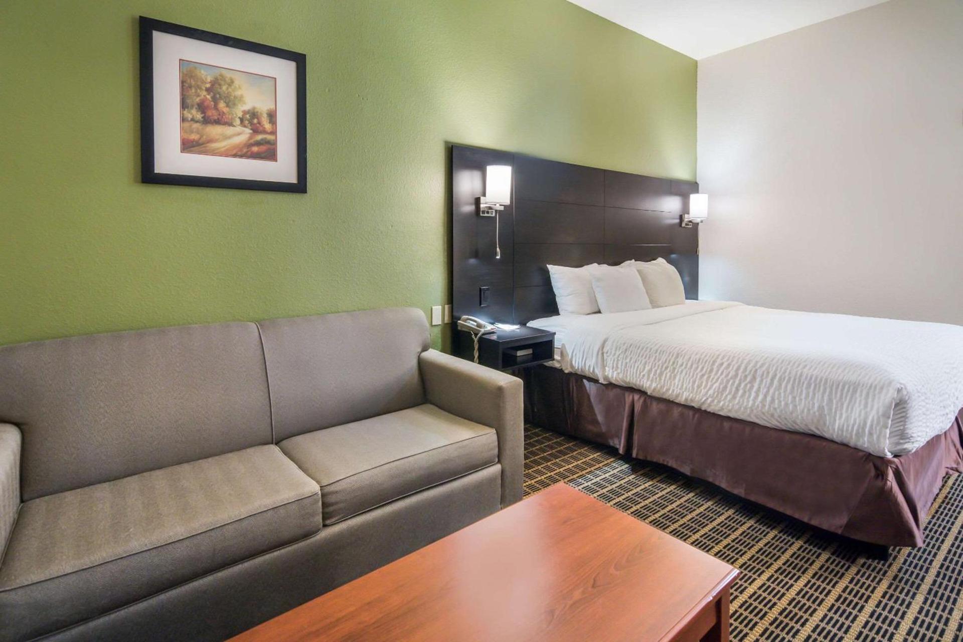 Clarion Inn & Suites Weatherford South photo 8