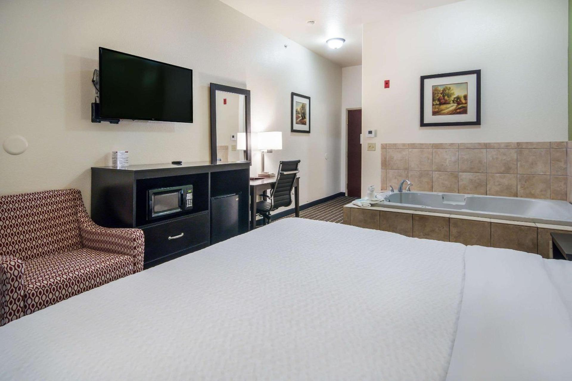 Clarion Inn & Suites Weatherford South photo 26