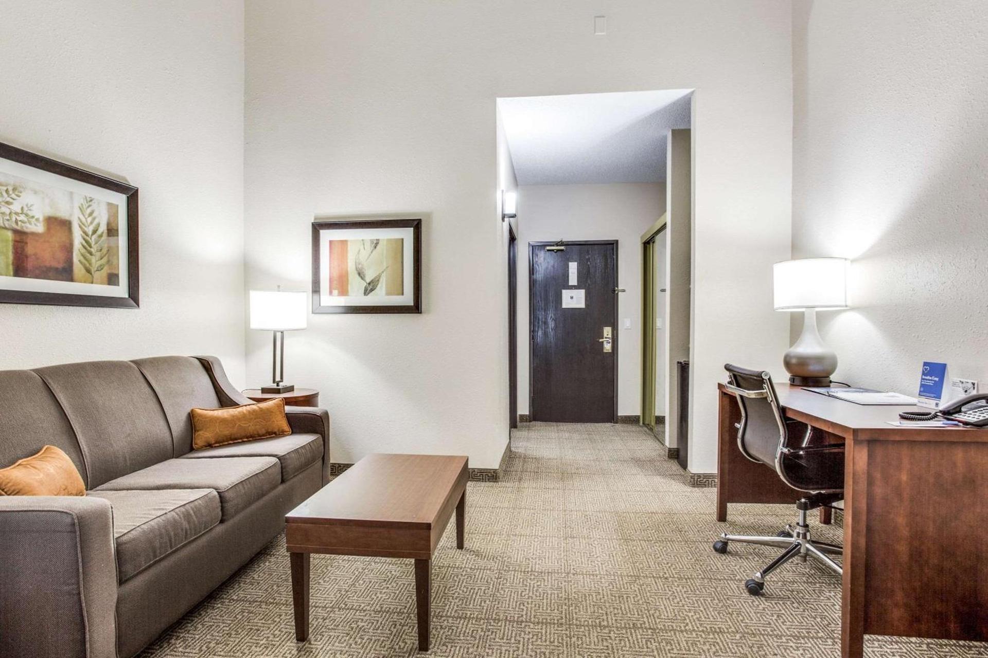 Comfort Inn & Suites Love Field-Dallas Market Center photo 16