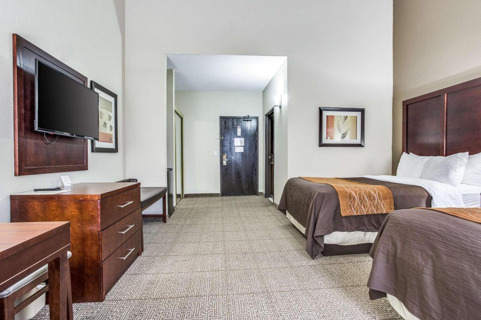 Comfort Inn & Suites Love Field-Dallas Market Center photo 11