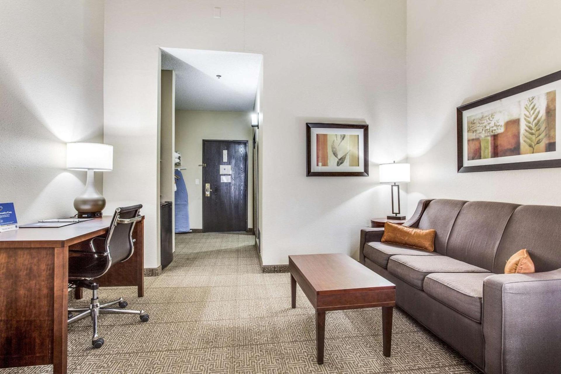 Comfort Inn & Suites Love Field-Dallas Market Center photo 19
