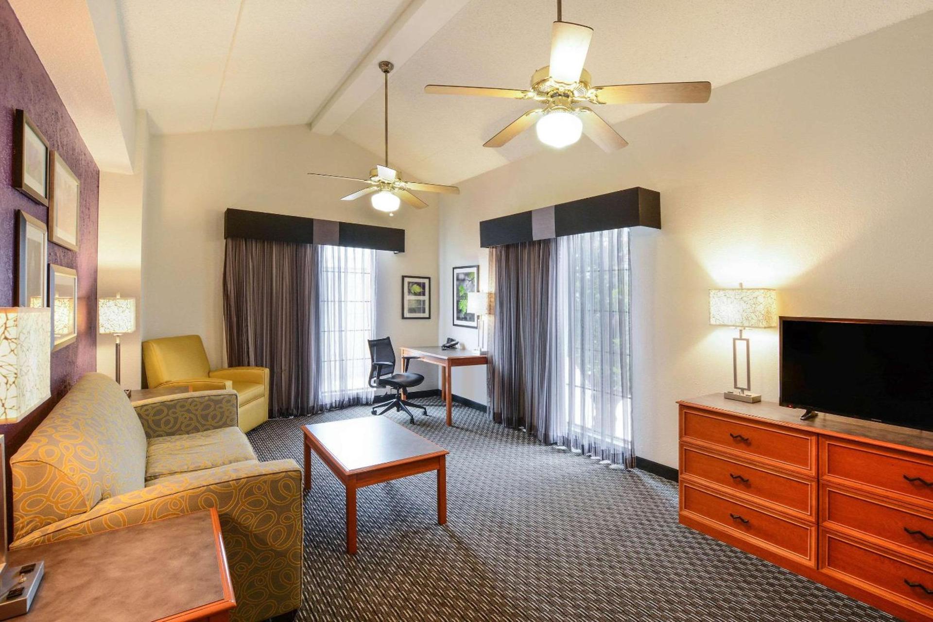 Quality Inn & Suites North Charleston - Ashley Phosphate photo 1