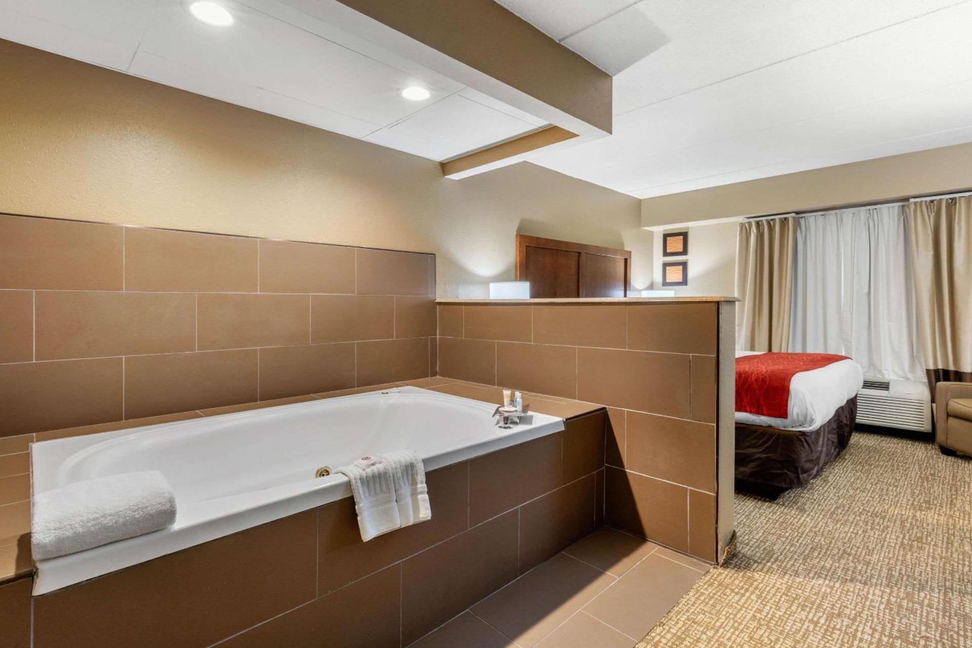 Comfort Inn & Suites Hamilton Place photo 18