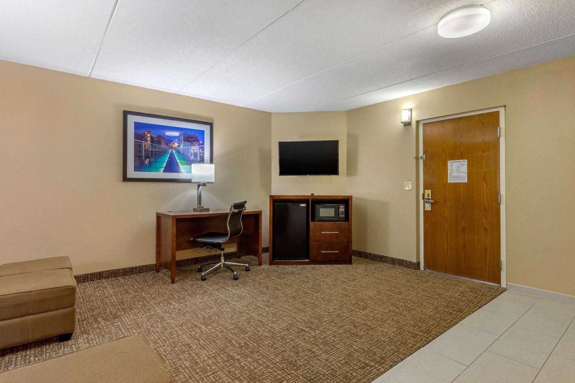 Comfort Inn & Suites Hamilton Place photo 19