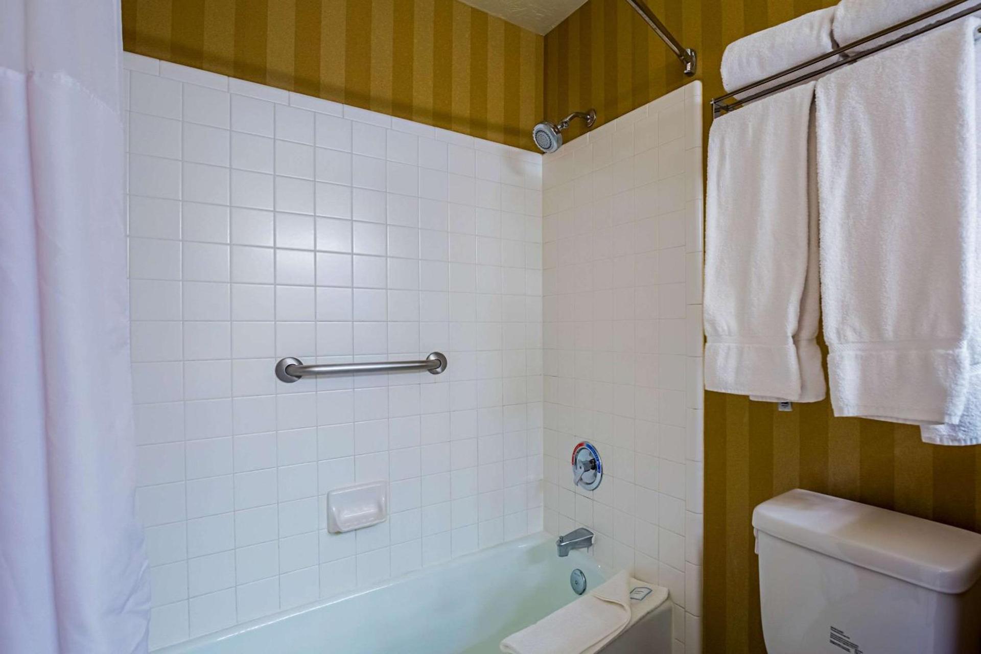 Clarion Suites St George - Convention Center Area photo 20